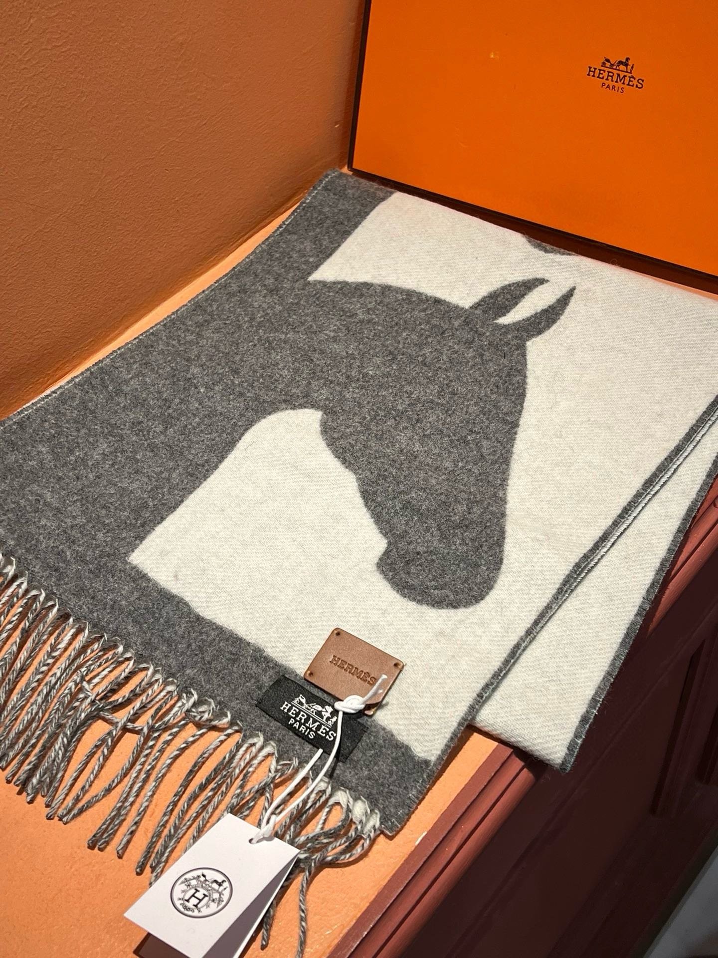 爱马仕新款这款围巾采用细腻的撞色提花编织呈现杰夫麦克菲里奇GeoffMcFetridge设计的Entre