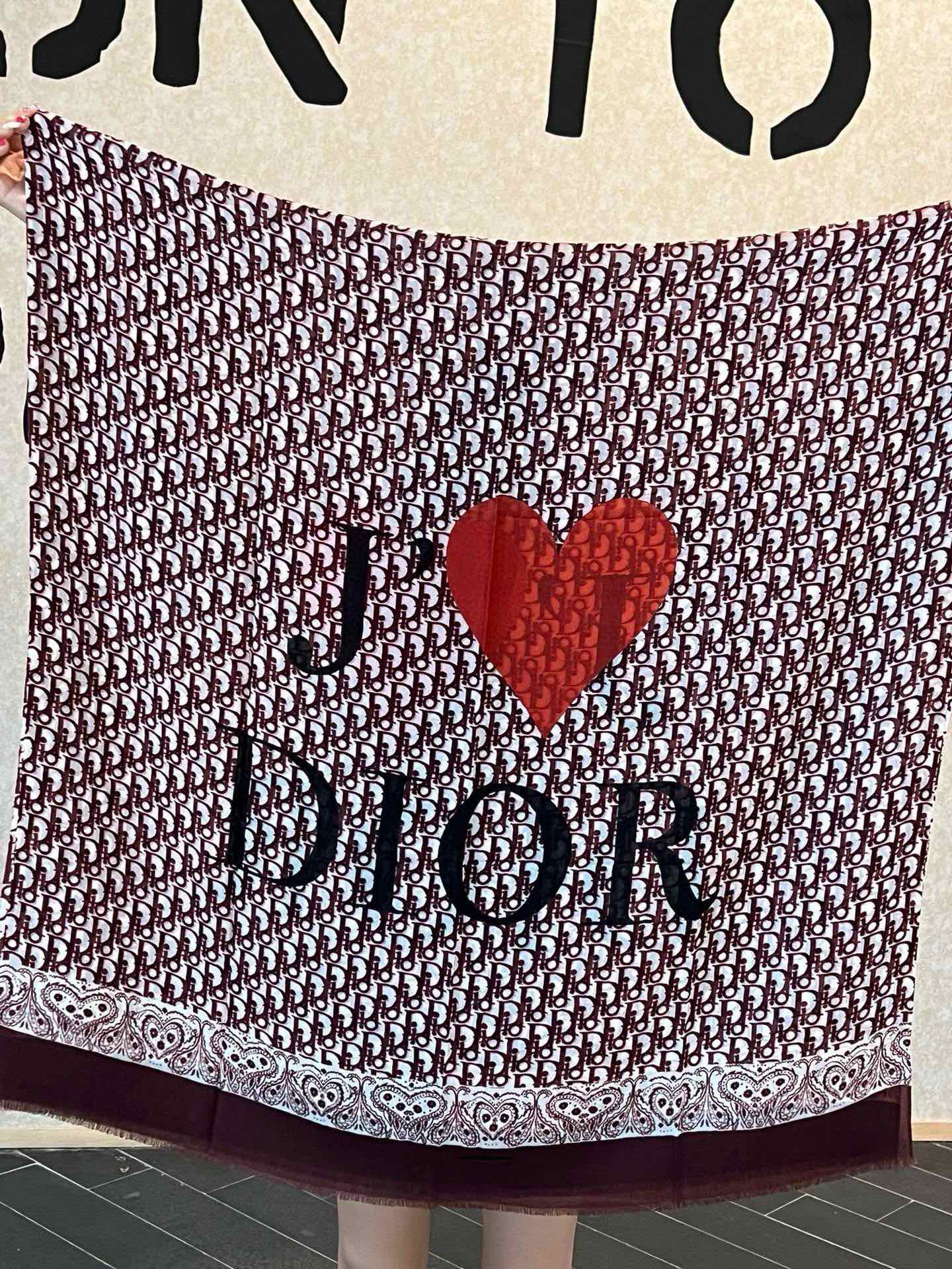 Dior最新款️秋冬搭配轻易就能碰撞出高级感️真的很特别的设计很有腔调非常适合秋冬Dior300支高端戒