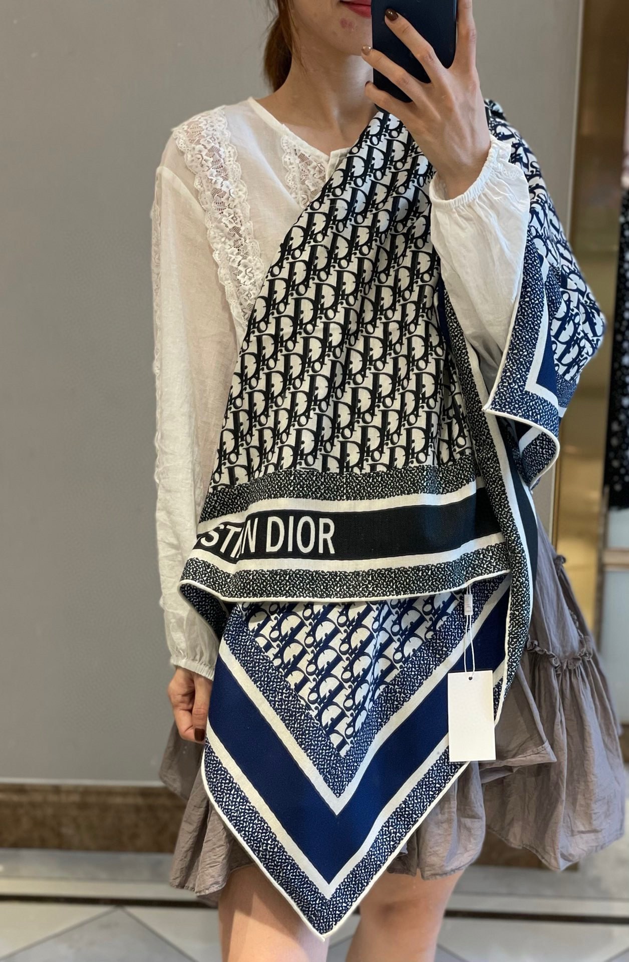 羊绒围巾有了更时尚的玩转！实物这款Dior双面披肩超高级腔调质感时髦休闲！！双色撞色的感觉在日常搭配中更
