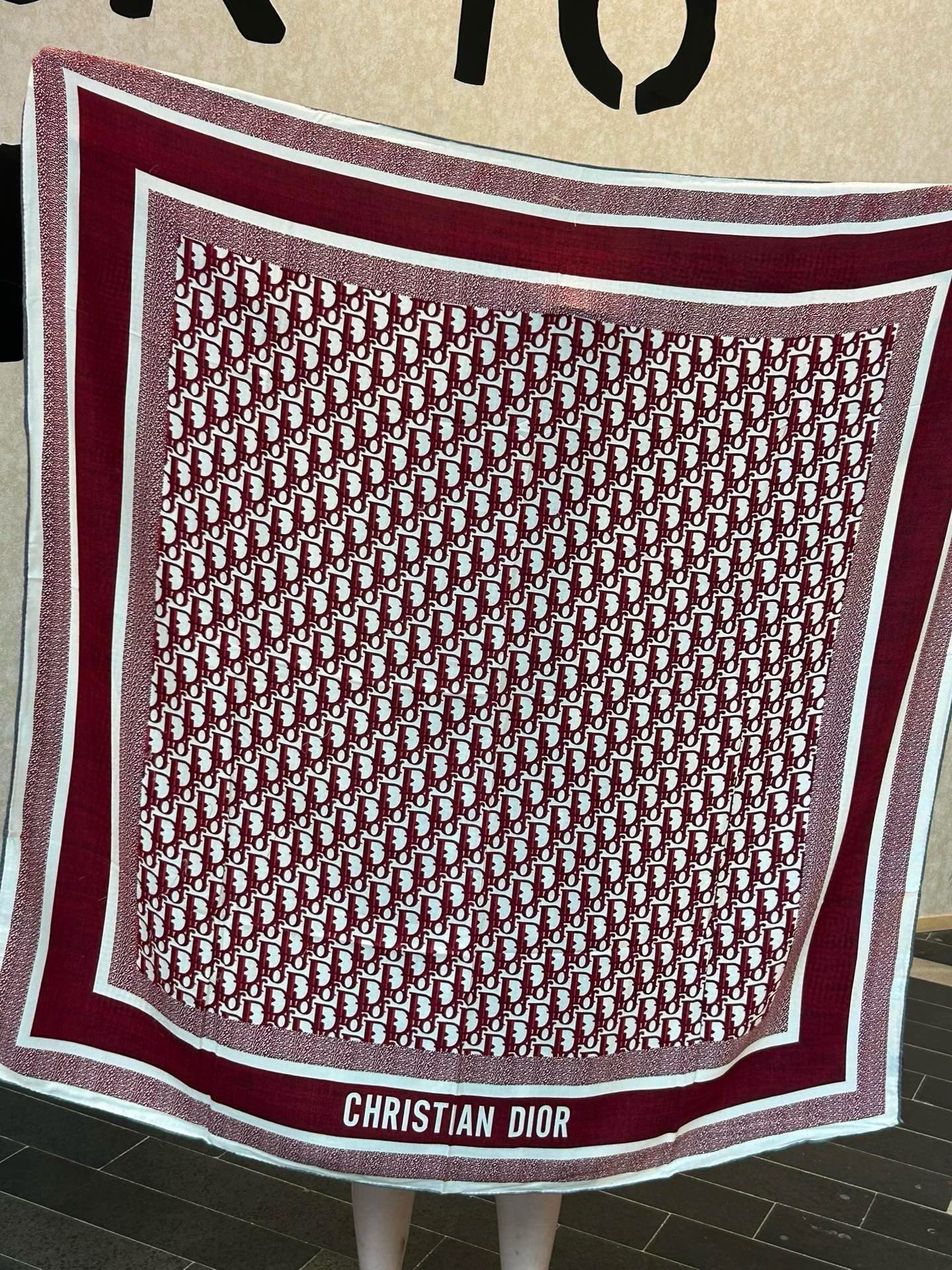 D家专柜经典主打款D字母双面方巾140这款Diortwin方巾采用双色双面设计向标志性的Obique印花
