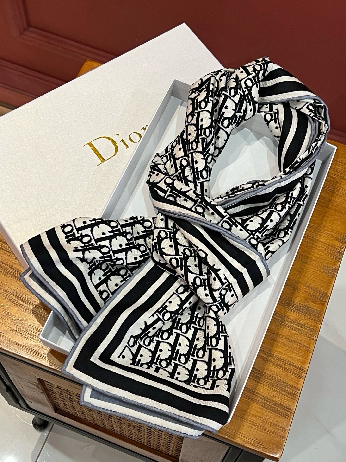 开春新款Dior双面双面羊绒围巾超级抬气色！高级女人味！羊绒围巾也能这么美！！！这款双面D字母羊绒围巾真