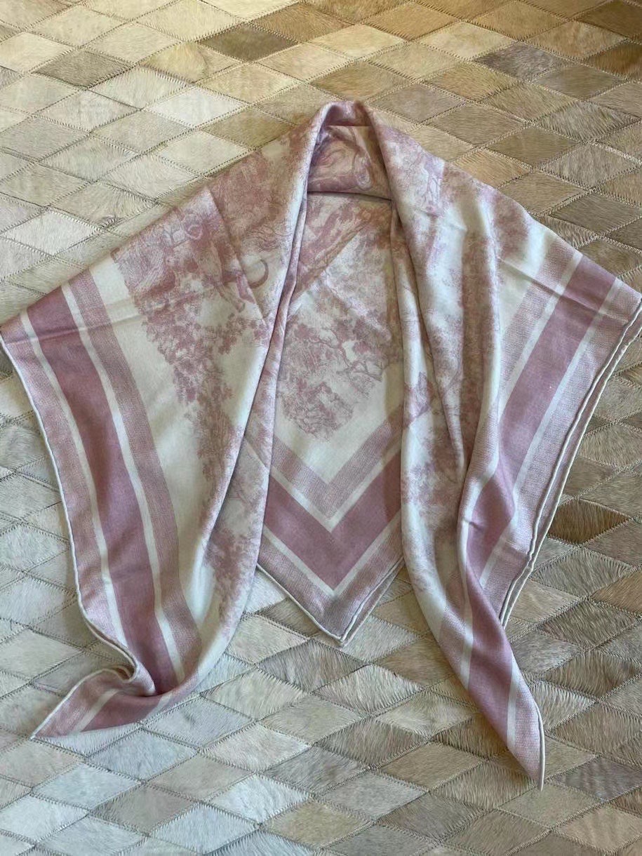 上新️早春新款茹伊丛手绘方巾size110x110cm双面同色丝绒方巾一个Ｄ家永远在线的元素在专柜见到的