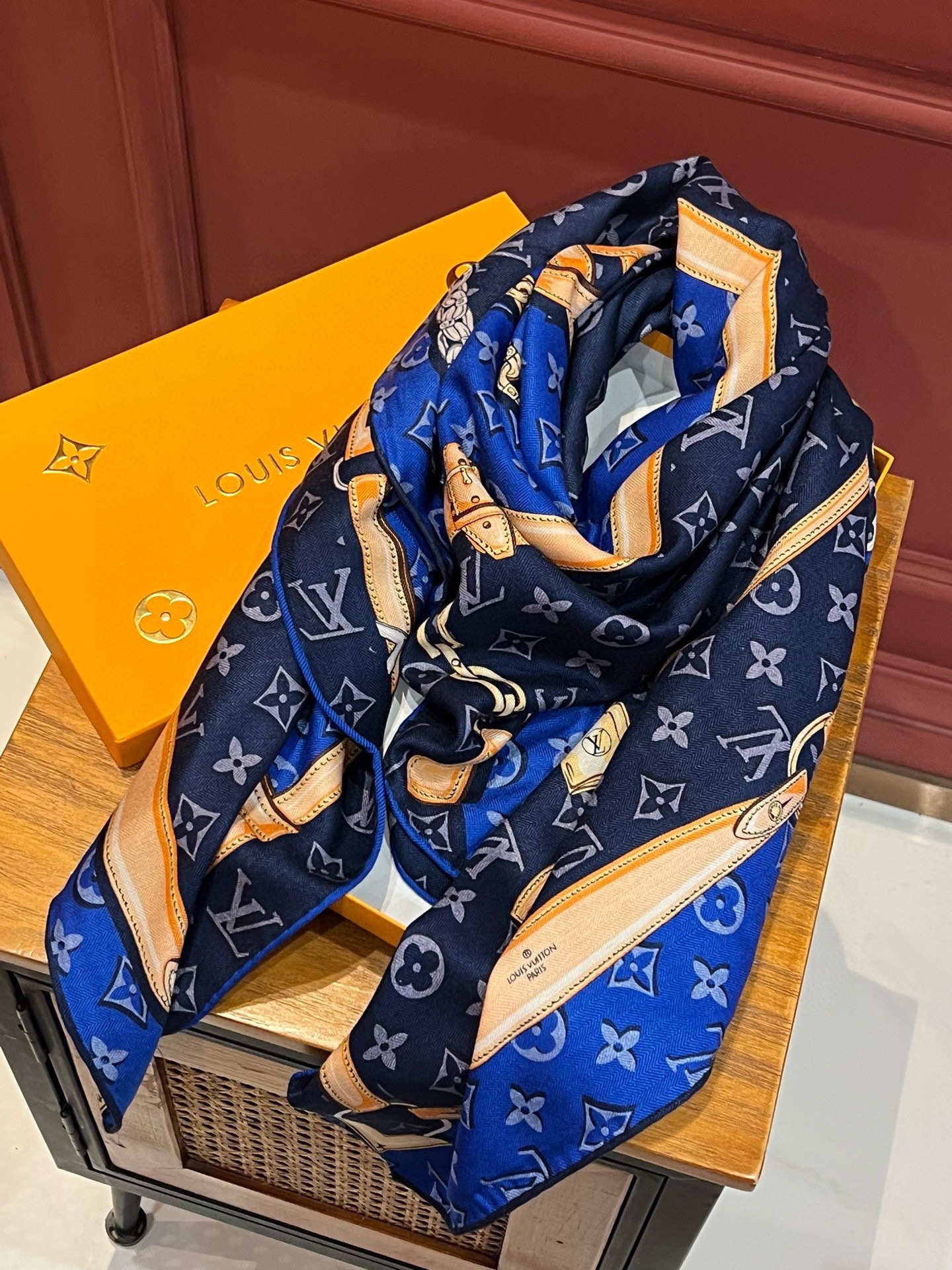 上新️MONOGRAMJACQUARDDENIM140丝绒方巾高定版双面同色有些款式他值得用最顶级的工艺