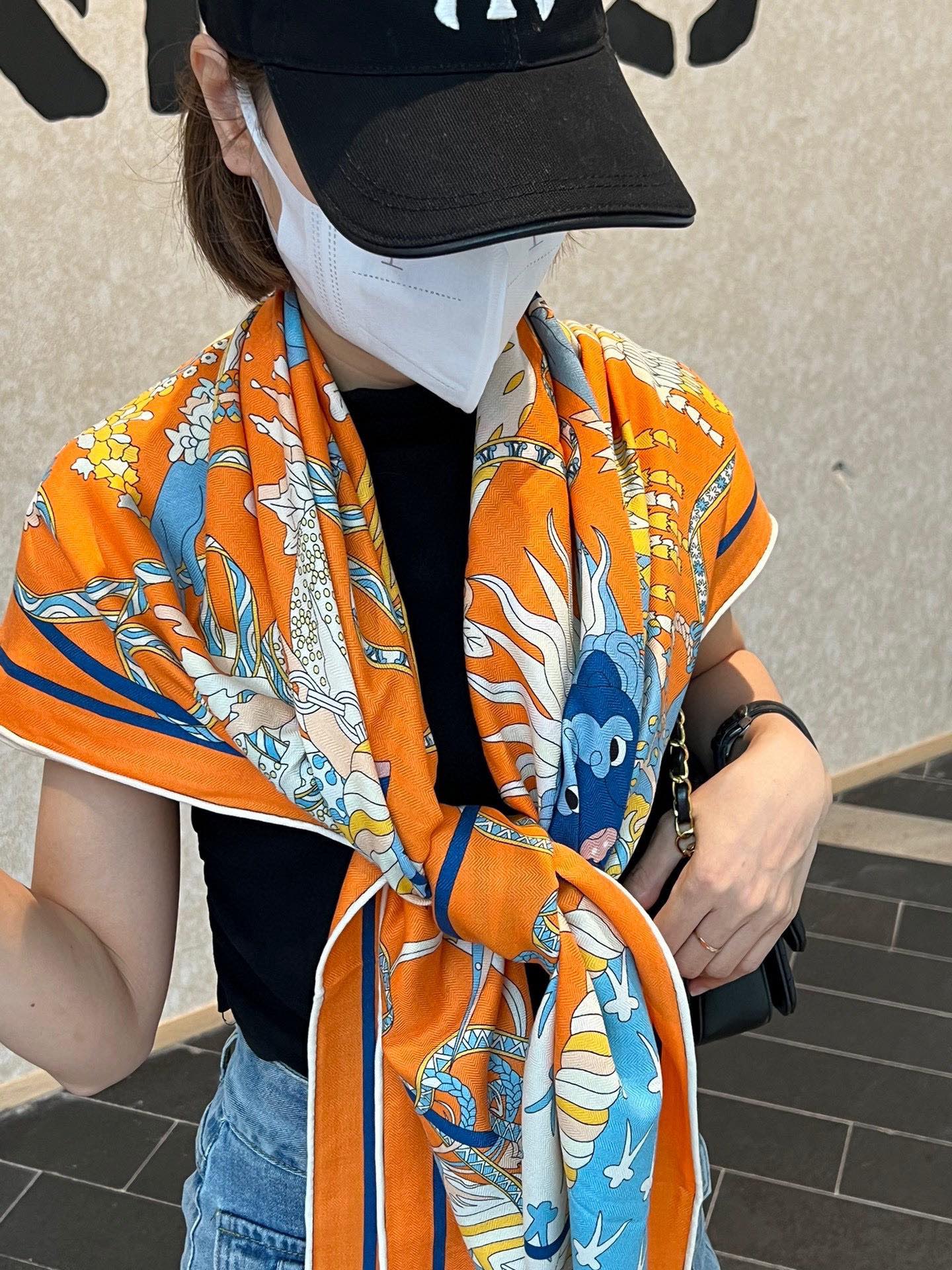 NO:175599,The new Hermes King of Seasons is crowned 140*140cm, double-sided same color print, high-end heavy silk cashmere fabric, both sides of the same effect, 70 cashmere silk, two-color spot. A lion with a golden-sized sunny mane, an eagle hidden behind autumn leaves, a wolf trembling gently under the cold crown, and a horse covered with flowers, which reminds people of the famous paintings of Arcimboldo... Pierre Marie reinterprets the image of the four seasons, each season is represented by anthropomorphic fantasy animals, like a hymn of rich nature. The costumes of the divine beasts are inspired by Henry de Gissey for the ballet 