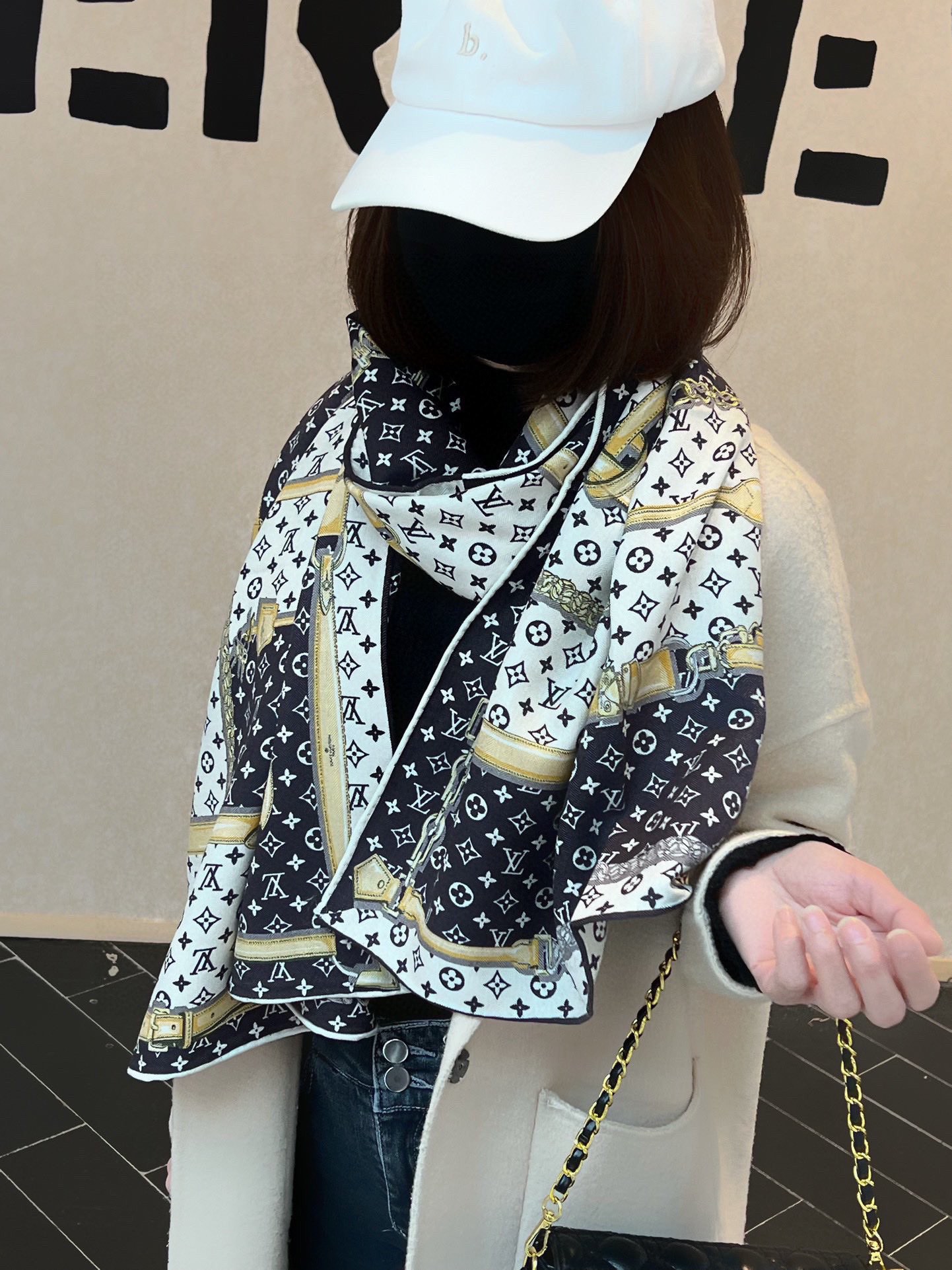 NO:175602,New Lv velvet printed long scarf, rare sizes and specifications, super cost-effective!  High-end feminine!  I really love this kind of temperament and tone, and elegance and independence are the secret to fashion!  Pair it with simple clothing and you can get the overall look without any effort!  !  Whether you love high-end or not, this one is worth collecting!  !  !  Size 65*200 Ingredients 30 silk 70 cashmere high-version scarf, high-version scarf, louis vuitton, real silk19860909新款 Lv丝绒印花长巾,少有的尺寸规格,超高性价比！高级女人味！很爱这种又气质又有腔调,优雅而独立就是时髦的秘诀！搭配简约的服饰,不费吹灰之力,加她就搞定整体造型！！无论爱不爱高端,这款值得收！！！尺寸65*200 成份30真丝70羊绒高版本围巾,高版本围巾,louis vuitton,real silk,scarf