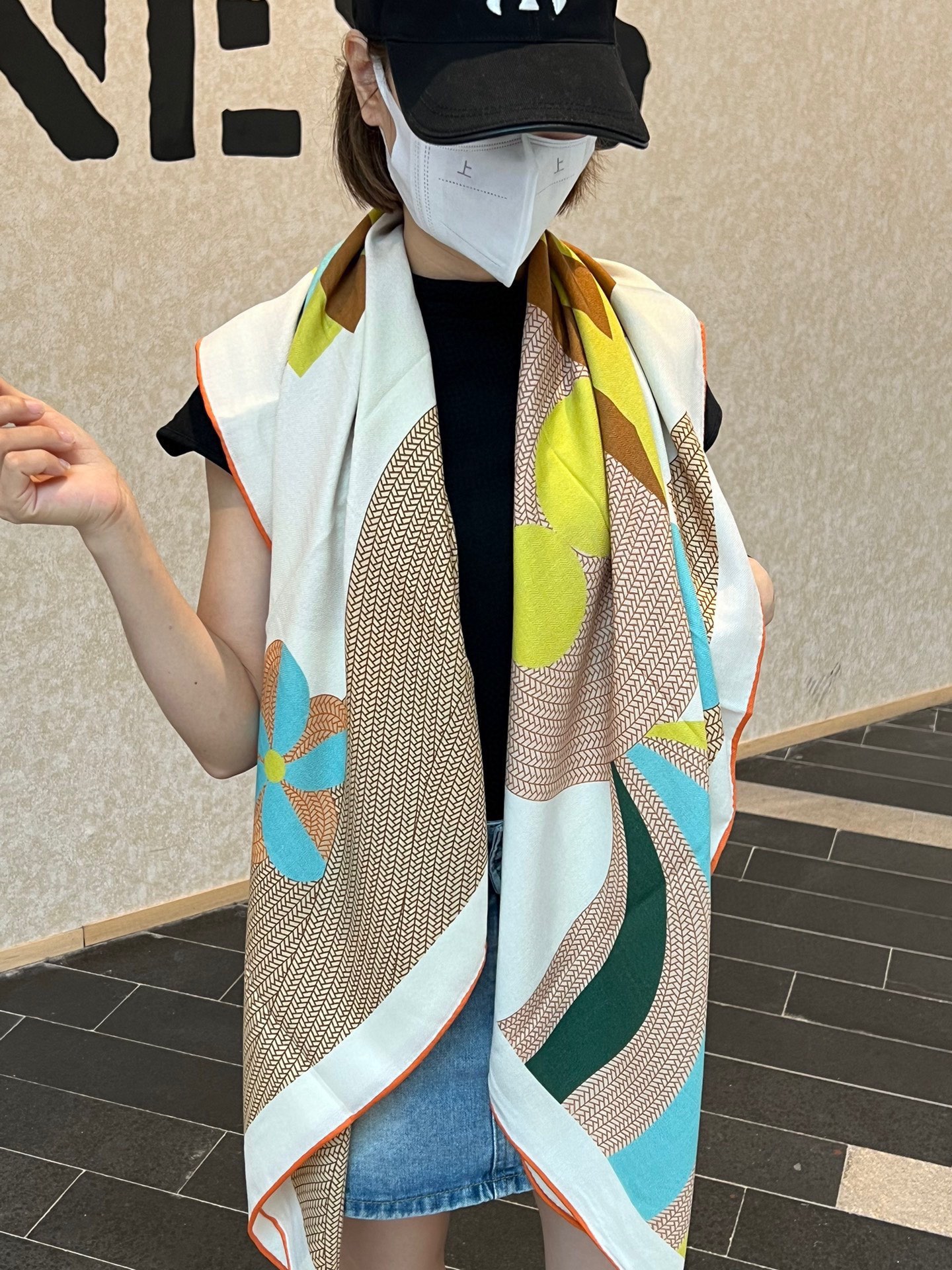 NO:175617,New Hermes Pony jumping, 140*140cm, double-sided same color print, high-end heavy silk cashmere fabric, the same effect on both sides, 70 cashmere silk, three-color spot. Creative origin The pony is accompanied by a naughty butterfly, playing happily in the sand. After the clouds, the naughty sun poked its head. Its high-version scarf, high-version scarf, hermes, real silk19860909新款爱马仕小马跳跃,140*140cm,双面同色印花,高端的重磅丝羊绒面料,正反两面效果一样,70羊绒真丝,三色现货 创作渊源 小马在一只顽皮蝴蝶的陪伴下,在沙中愉快玩耍.云层之后,淘气的太阳探出了头.它高版本围巾,高版本围巾,hermes,real silk,scarf