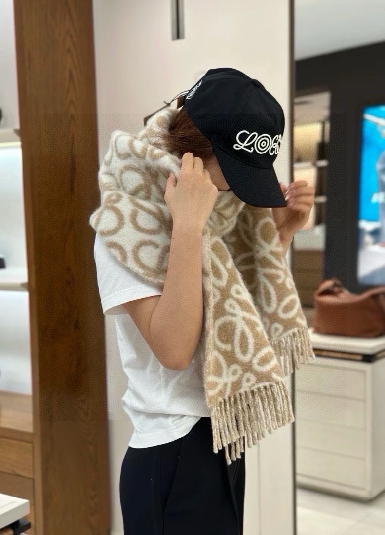 NO:175594,Fried chicken is so popular that Luo Yiwei [LW presbyopia double-sided scarf] is very lucky to get things from this brand. It is really rare. It rarely makes orders in China. There are really few styles. Poor Luo Yiwei, as a top luxury brand in Spain, adheres to tradition, skills, enthusiasm, and exudes a unique Spanish aristocratic atmosphere! This model is a custom window model for Barcelona counters! The overall composition of the scarf is the most classic LOGO style design of their brand. Specifications are 35*200cm, material 49 wool alpaca   21 nylon high-version scarf, high-version scarf, loewe19860909炒鸡火爆抢疯了罗意威【LW老花双面长巾】很幸运拿到這个品牌的东西,真的不多见,很少在国內做订单,款式真的少的可怜罗意威作为西班牙的顶尖奢侈品牌,秉承传统,技艺,热诚,散发独特的西班牙贵族气息！本款为巴塞罗纳专柜的橱窗定制款！围巾整体构图为他们品牌最经典的LOGO风格设计.规格35*200cm,材质49羊毛羊驼毛 21锦纶高版本围巾,高版本围巾,loewe,scarf