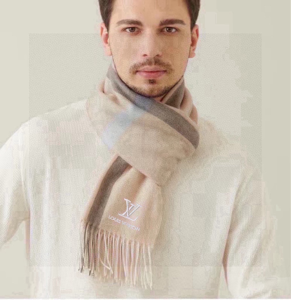 NO:175601,Rare high-end men's style, family welfare LV very formal men's scarf~ fabric loves, very soft, delicate, comfortable, atmospheric and simple, super good-looking male god color, any boy will like, the small logo is very exquisitely embellished, with texture not ostentatious~ Synchronous counter, classic men's 30cm wide wool scarf for men and women, specifications 30-170cm with formal wear or casual wear, it is perfect for folding or circle, gentlemanly stylish ~ two colors of warm demeanor. High-version scarf, high-version scarf, louis vuitton19860909难得的高端男款,家属福利LV非常正的男士围巾~面料大爱,非常柔软细腻舒服大气简约,超级好看的男神配色,任何男生都会喜欢的款吧,小小Logo非常精致的点缀,有质感不张扬~同步专柜,经典男士的30cm宽羊毛围巾男女通用款式,规格30-170cm搭配正装或者搭配休闲装都很合适~对折挂围或者绕圈围都完全可以,绅士有型~有温度的风度两个色.高版本围巾,高版本围巾,louis vuitton,scarf