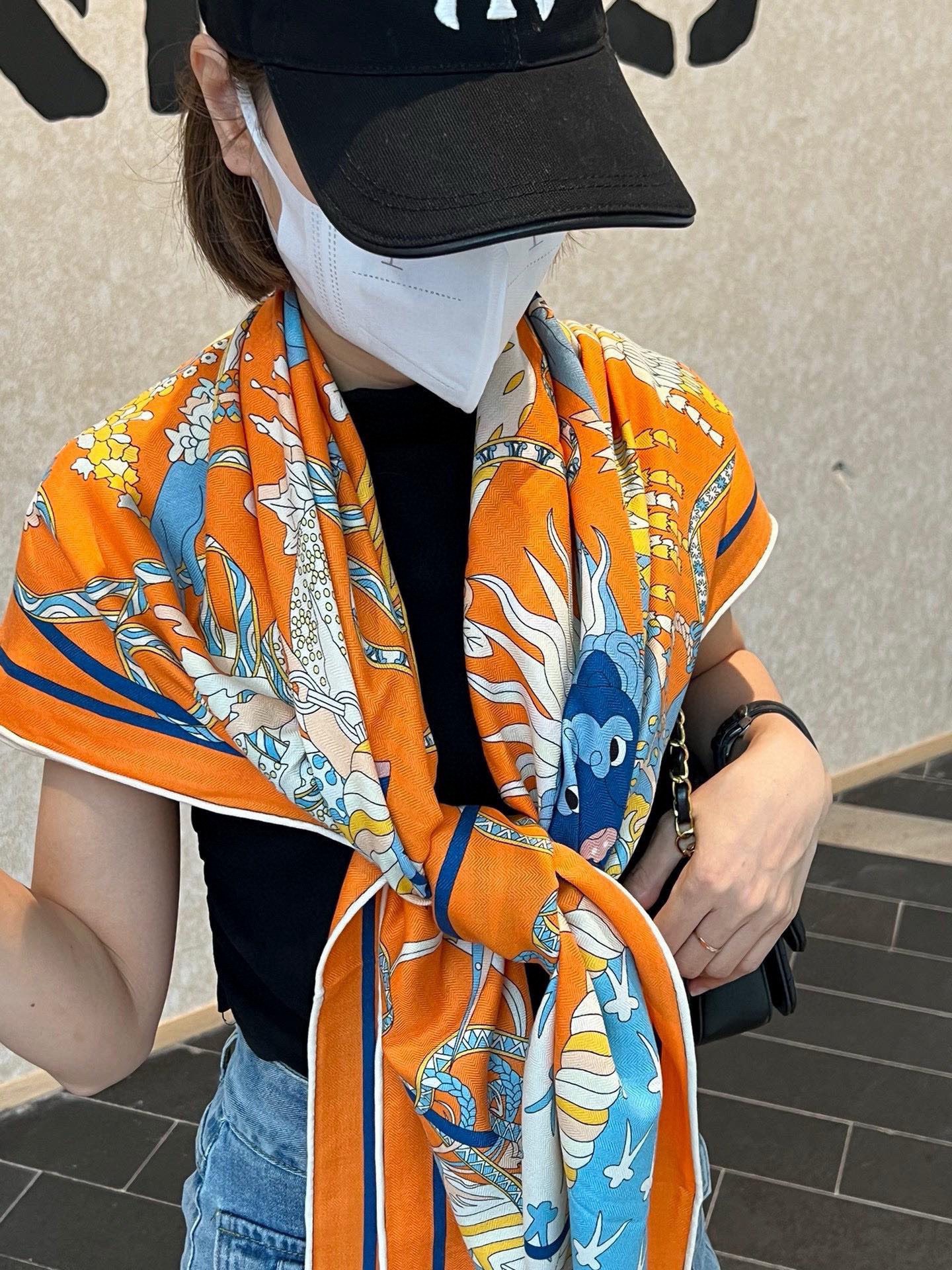 NO:176356,The new Hermes King of Seasons is crowned 140*140cm, double-sided same color print, high-end heavy silk cashmere fabric, both sides of the same effect, 70 cashmere silk, two-color spot. A lion with a golden-sized sunny mane, an eagle hidden behind autumn leaves, a wolf trembling gently under the cold crown, and a horse covered with flowers, which reminds people of the famous paintings of Arcimboldo... Pierre Marie reinterprets the image of the four seasons, each season is represented by anthropomorphic fantasy animals, like a hymn of rich nature. The costumes of the divine beasts are inspired by Henry de Gissey for the ballet 