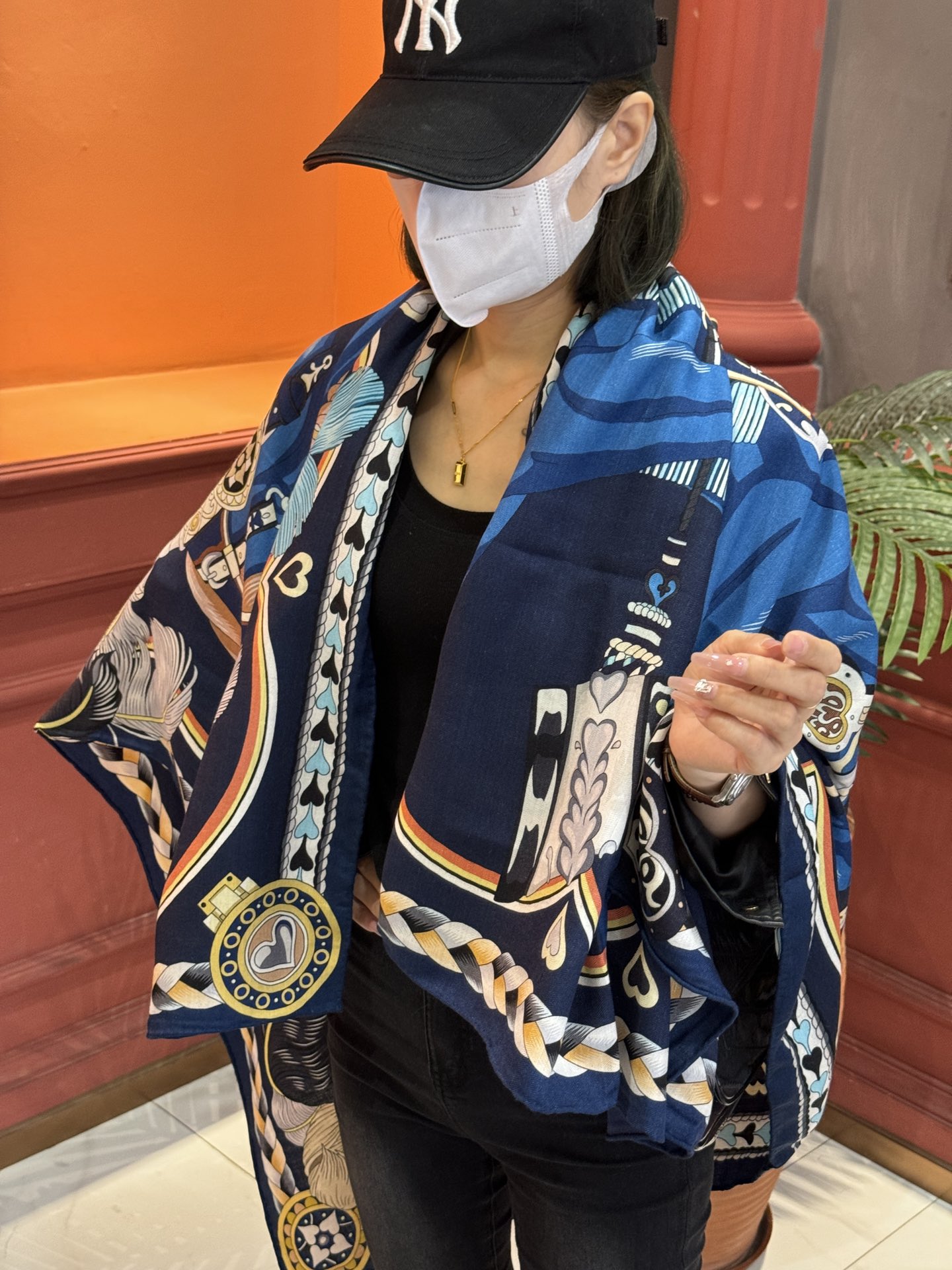 NO:176625,[Double-sided same color] Original single Hermes 140cm velvet square scarf Sweet saddle, decorating a plate designed by Fonden and Persier to add a knight-like romance. The plate was made in 1804. Two centuries later, this lovely couple plays the role of a passionate mandarin duck. The pattern they collaborates into exquisite embellishments on horse hooves. It's time for a romantic trot. Absolutely screaming counter quality This model is H's top visual feast top silk cashmere blended herringbone as soft and silky as velvet, making it a unique and precious existence. The overseas counters are absolutely top-notch!  Special channel goods sold one less [Specification 140x140cm 70 cashmere 30 silk double-sided same color] High-version scarf, high-version scarf, hermes, real silk19860909【双面同色】原单爱马仕140cm丝绒方巾 甜蜜的鞍具,装饰家芳登和佩西耶设计的一款餐盘增添骑士般的浪漫气息,该餐盘制作于1804年.两个世纪后的今天,这对可爱的情侣扮演着热恋鸳鸯的角色,他们合作打造的图案幻化为马蹄上的精致点缀.是时候来一场浪漫的小跑了. 绝对会尖叫的专柜品质此款是H顶级视觉盛宴顶级真丝羊绒混纺人字纹如天鹅绒般柔软丝滑,使之成为独一无二的珍贵存在.海外专柜同步绝对的顶级好货！特殊渠道货卖一个少一个【规格140x140cm 70羊绒30真丝 双面同色】高版本围巾,高版本围巾,hermes,real silk,scarf