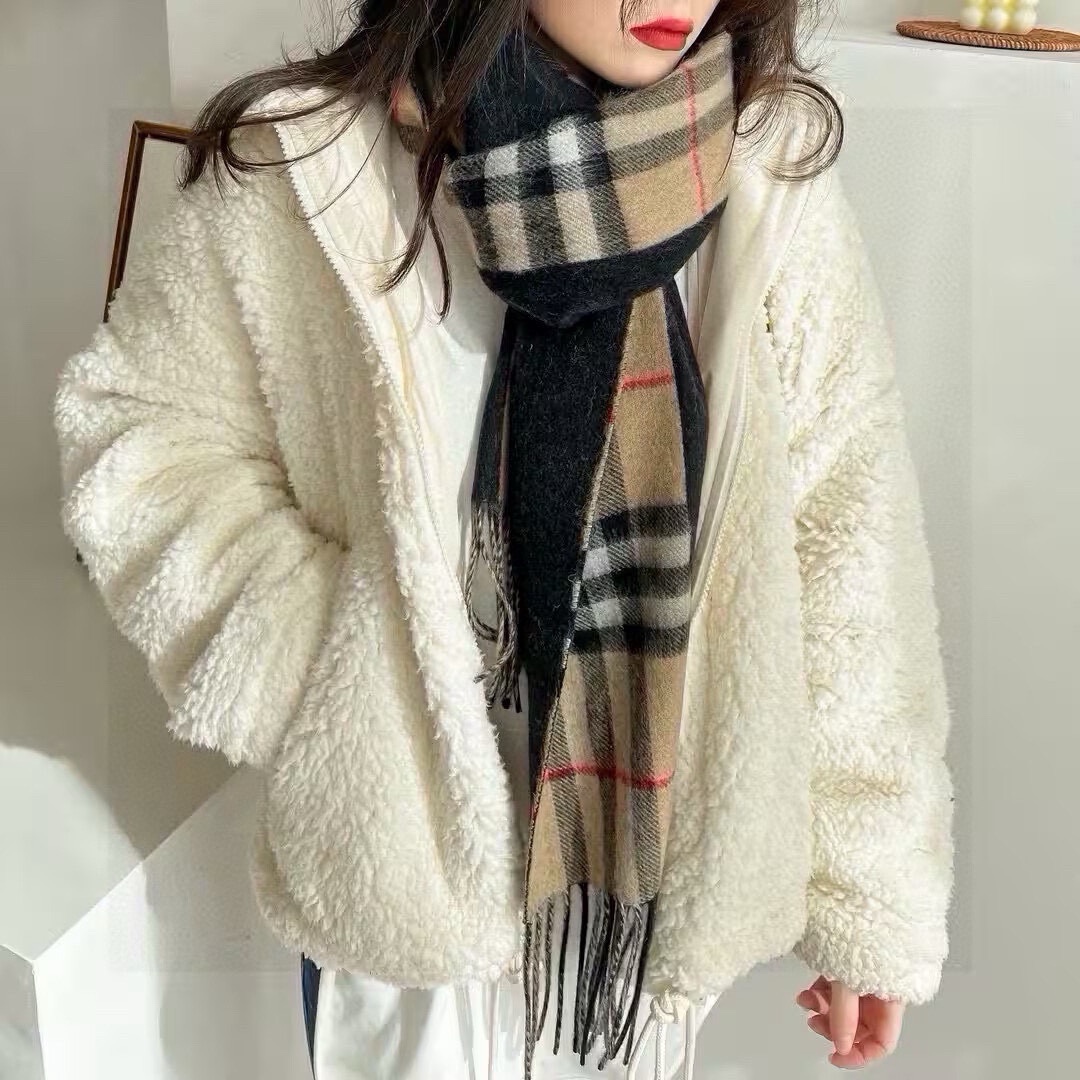 NO:176622,New model, company pioneer sample, this batch of goods is the first batch of pioneer sample, the first batch of samples have been sent to the company for confirmation or adjustment. Barcelona orders, there are two colors in total, one is black   camel, and the other is red   camel (the red camel has no tail order left, all samples are sent to the company, we can only sell black camel tail orders) According to convention, each new model must be launched abroad first, and then it will be sent to the Chinese market one after another. Plain color   classic grid contrast color splicing, a very good-looking and high-end style, and the factory has a very high evaluation!  Today I will send you a try. According to the number of samples required by the company, both colors have been sent back to the order company. There are not many leftovers of the order. Please wear fresh cashmere 30*180cm 12cm long spikes. High-version scarf, high-version scarf19860909新款,公司先锋样,这批货是第一批先锋样,首批样品已经寄到公司等待确认或调整.巴塞罗那订单,一共两个颜色,一个是图片款黑 驼,另一个是红 驼（红驼没有尾单剩余,全部样品都发到公司了,我们只能卖黑驼的尾单）按惯例每个新款要国外先上市,后面陆续发中国市场.素色 经典格撞色拼接,很好看也很高端的一个款式,工厂里面评价都很高！今天发出来给大家尝尝鲜,按公司要求样品的数量,两色均已发回订单公司,剩余尾单我这里剩余的没多少条,大家戴个新鲜吧羊绒 30*180cm 12cm长穗 高版本围巾,高版本围巾,scarf