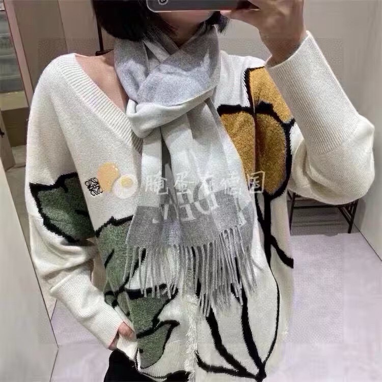 NO:176639,Luo Yiwei couple model [Original order quality] I didn’t want to go on this style this year because the factory is also on holiday. As for me, I just cleared the existing products every day and was ready to finish it. As several customers posted pictures to ask me about this style, I also thought about it, so I will post it and sell it together. Simply put, this style counter has many colors, and I have five colors that are easier to go in here. Whether it is dyeing ratio or weaving, I have the original order technology. For the Luo family brand, after all, the OEM factory is here, and it is not difficult to get the large-scale craftsmanship list. The content of 90 Oxford 10 cashmere is very good!  30*180cm standard scarf size, it is easier to match. You can sell high-version scarves, high-version scarves, loewe, loewe19860909罗意威情侣款【原单品质】这个款式本来今年不想上了,因为工厂也陆续放假,我呢,也就是每天也就是清一清现有的产品,也准备收尾了.随着好几个顾客发图问我这个款式,我也想了一下,那就发出来大家一起卖吧.简单说下,这个款式专柜有好多个颜色,我在这里面的是比较好走的5色.无论是染色配比还是织造,拿的都是原单工艺,对于罗家这个牌子,毕竟代工厂就在这里,大货工艺单想拿到也不是什么难事儿.90澳毛10羊绒的含量,手感做的特别好！30*180cm标准围巾尺寸,搭配也比较容易.大家可以卖货了高版本围巾,高版本围巾,loewe,loewe,scarf