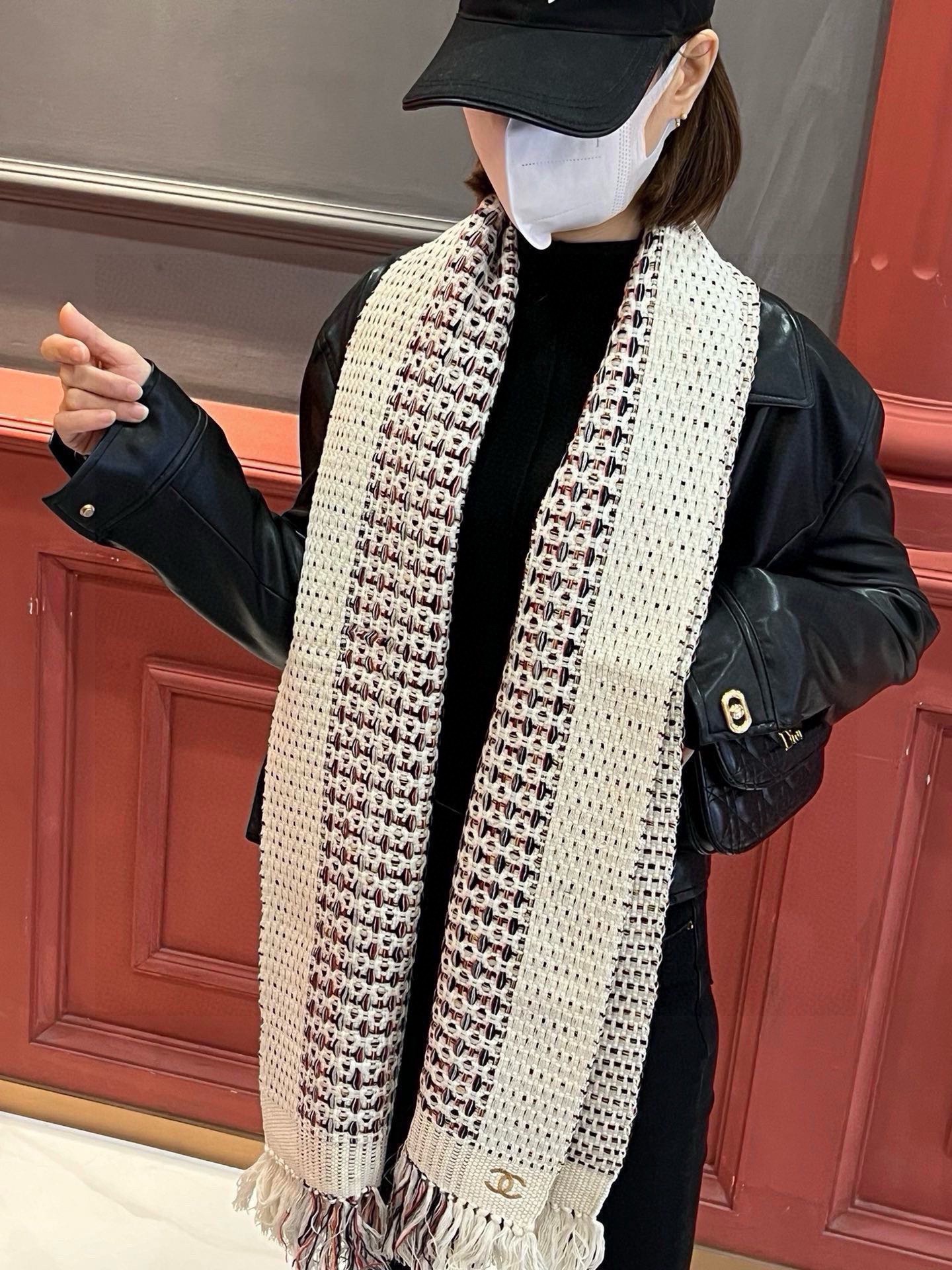 NO:176600,C home. Grandma Chanel Chanel in autumn and winter super soft glutinous scarf|||!  This Chanel knitted cashmere autumn and winter scarf must be in advance!  Otherwise, the stock will be out of stock until autumn and winter [laughing and crying R] [laughing and crying R] Super beautiful and thick [shy R] Very soft and soft. The little fairies are not afraid of the cold in winter. High-version scarf, high-version scarf, chanel, chanel, chanel, chanel19860909C家.香奶奶香奈儿Chanel秋冬超软糯围巾|||！这条香奈儿针织羊绒秋冬围巾 一定要提前入！不然等到秋冬断货[笑哭R][笑哭R] 超级超级好看 而且很厚实[害羞R] 非常非常软糯 小仙女们冬天不怕冷了 高版本围巾,高版本围巾,chanel,chanel,chanel,scarf