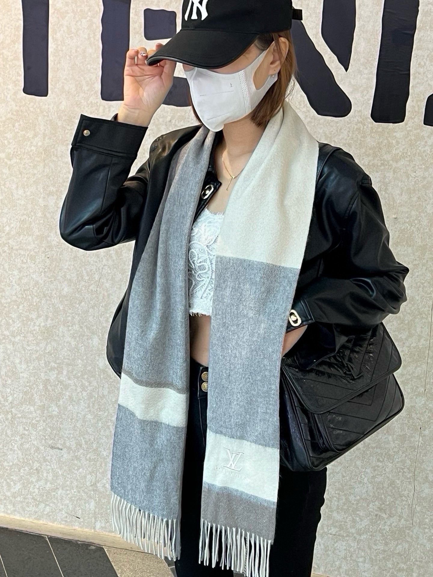 NO:176605,Highly recommended LV new products ·Couple style Cashmere scarf is the best cashmere fiber, which is time-consuming and labor-intensive. Soaked in clear spring water to make the cashmere fiber present a unique fluffy texture. The feel is so delicate. The lightweight velvet process is used to have luxurious and soft surface shiny water ripples. It is really beautiful. The touch is like a baby's skin. It is soft and glutinous. The feel is full of delicate fluff. It has always been synonymous with continuous excellence. This price is absolutely 100% affordable gift gifts and is good!  Absolutely good product, specifications 32*180 cm, ingredients cashmere high-version scarf, high-version scarf, louis vuitton19860909重磅推荐LV 新品 ·情侣款 羊绒围巾臻选上乘的山羊绒纤维,耗时耗力,再以清泉水浸泡涤荡,使羊绒纤维呈现出独特的蓬松质感,手感才如此细腻,采用轻缩绒工艺,才有奢华柔和的表面光泽水波纹真的太美好了,触感犹如婴儿的肌肤 软软糯糯 手感满满地都是细腻的绒毛一直是精益求精的代名词,这个价格绝对百分之百的实惠送礼自留都不错！绝对好货 规格32*180 cm,成分羊绒高版本围巾,高版本围巾,louis vuitton,scarf