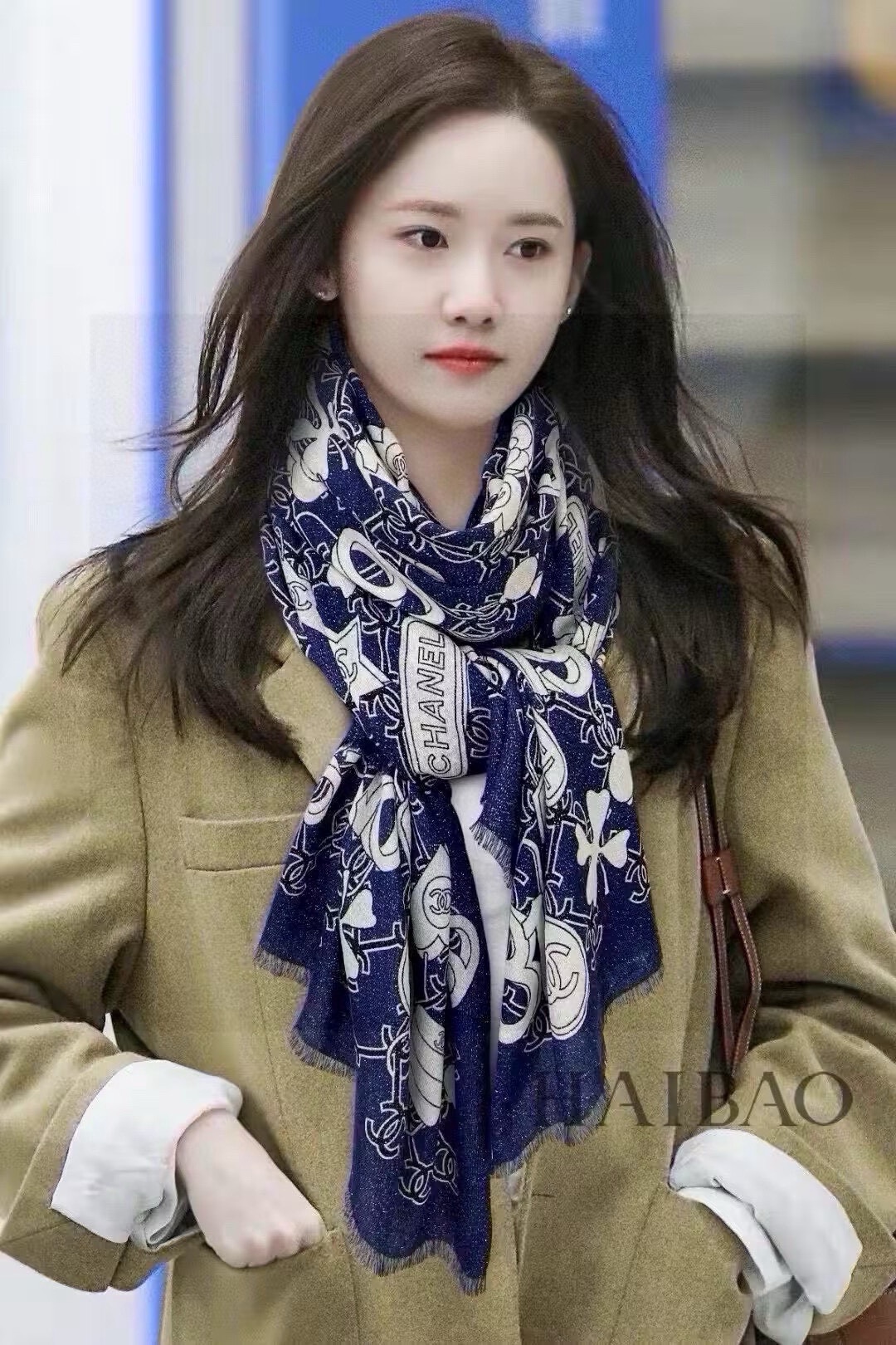 NO:177064,A scarf that will shine. A new customer-supplied silver-line cashmere fabric long scarf. It is beautiful. [Tearing] [Silver-line wish lock long scarf] The imperial palace-level super new counter is on sale. The unique design style of pure cashmere sequins and rich in Xiangjia classic LOGO pattern printing. It is extremely beautiful. Really, the upper body is extremely luxurious and high-end. Rare~ Small expensive~ Look good or not. It’s good. You can see it yourself. Size 110xcm. Large long scarf, top-level pure cashmere high-version scarf, high-version scarf, chanel19860909会发光发亮的围巾 新款客供银线羊绒面料长巾 美翻了[流泪]【银线心愿锁长巾】御用殿堂级极新款专柜在售 纯羊绒亮片独特设计风格加上富有香家经典LOGO图案印花 美丽至极 真的 上身极为奢华上档次 稀有～小贵～好看不好看自己看吧 尺寸110xcm 大长巾,顶级纯羊绒高版本围巾,高版本围巾,chanel,scarf