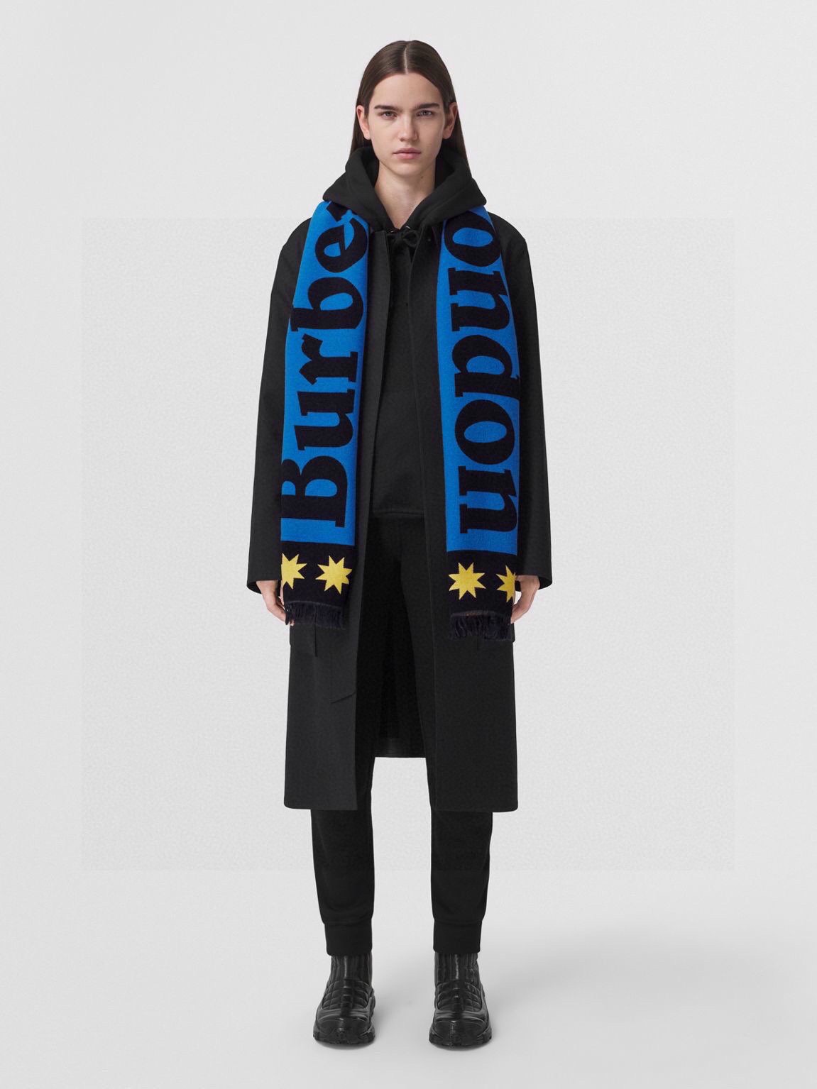 NO:177559,The original version of the [Real Shot of the Cabinet Sister] reveals why this model can debut is at its peak!  Who can refuse such a good-looking style!  Wire texture!  The most classic twill weaving process!  The drape feels very good!  A true heart-new B-home style!  High-version scarf, high-version scarf19860909原单版本【柜姐实拍】揭秘这款为何能出道既是巅峰！ 这么好看的风格谁能拒绝！丝毛质地！最经典的斜纹织造工艺！垂坠感特别好！妥妥的心新B家风格！高版本围巾,高版本围巾,scarf