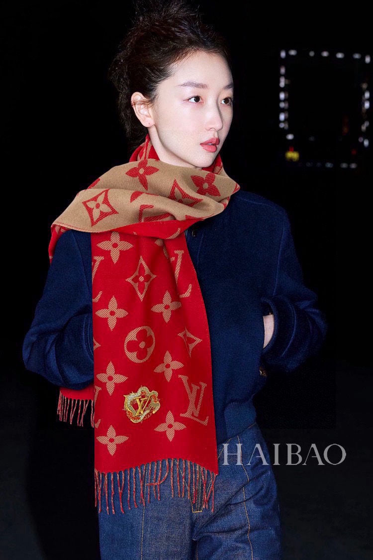 NO:177563,[High-end original embroidery] Precious Dragon LV Essential scarf welcomes the Lunar New Year with classic brand elements. Wool is integrated into Monogram jacquard pattern, and the image of the dragon is surrounded by LV letter embroidery patches, and the warm design is full of trendy interest. 186 x 34 cm (length x height) 170 x 34 cm (excluding tassels) Wool Monogram jacquard pattern. Panlong embroidery LV logo tassels with high-version scarf, high-version scarf, louis vuitton19860909【高端原版刺绣】Precious Dragon LV Essential 围巾以品牌经典元素迎接农历新年.绵羊毛融入 Monogram 提花织纹图案,盘龙形象环绕 LV 字母刺绣贴饰,舒暖设计洋溢潮流意趣.186 x 34 厘米 (长度 x 高) 170 x 34厘米（不含流苏） 羊毛 Monogram 提花织纹图案.盘龙刺绣LV 标识 流苏饰高版本围巾,高版本围巾,louis vuitton,scarf