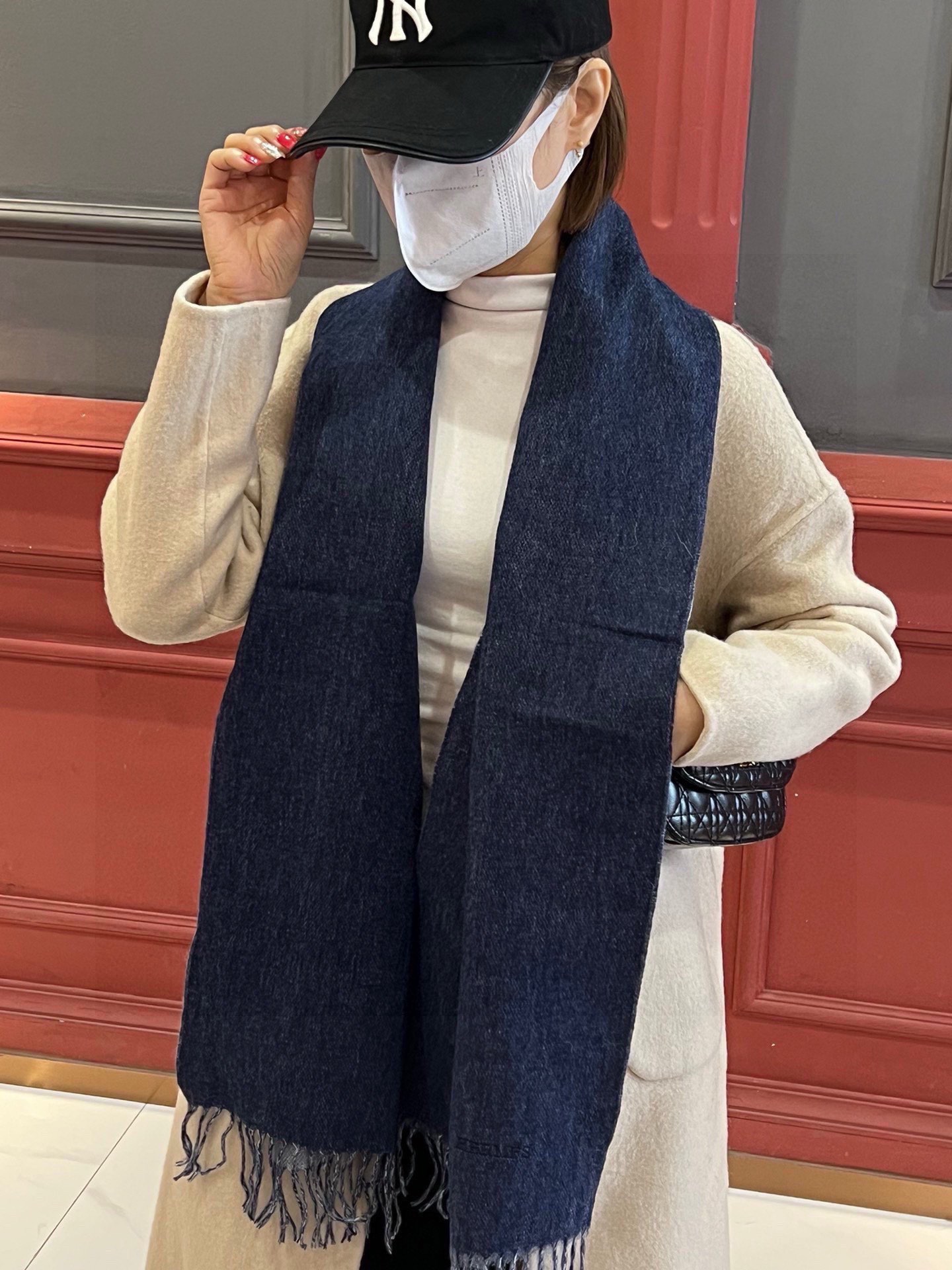 NO:177567,HERMFS [Hermasse] Paris Fashion Show double-sided cashmere scarf!  Use fine cashmere on the Mongolian Plateau!  The touch is full of delicate fluff!  This price is absolutely 100% affordable!  Exquisite embroidery craftsmanship!  It’s good to keep your own gifts!  Absolutely good product!  Each one has been inspected and shipped several times!  No one-time product!  Not satisfied with the feel of the bag!  It's a pity to miss such a good thing. Size 180*35 high-version scarf, high-version scarf, hermes, hermes19860909HERMFS【爱马仕】巴黎时装展双面羊绒围巾！采用蒙古高原细羊绒！手感满满地都是细腻的绒毛！这个价格绝对百分之百的实惠！精湛绝伦的绣字工艺！送礼自留都不错！绝对好货！每条都经过多次检查出货！无一次品！不满意手感包退换！这样的好东西错过实在可惜 尺寸180*35高版本围巾,高版本围巾,hermes,hermes,scarf