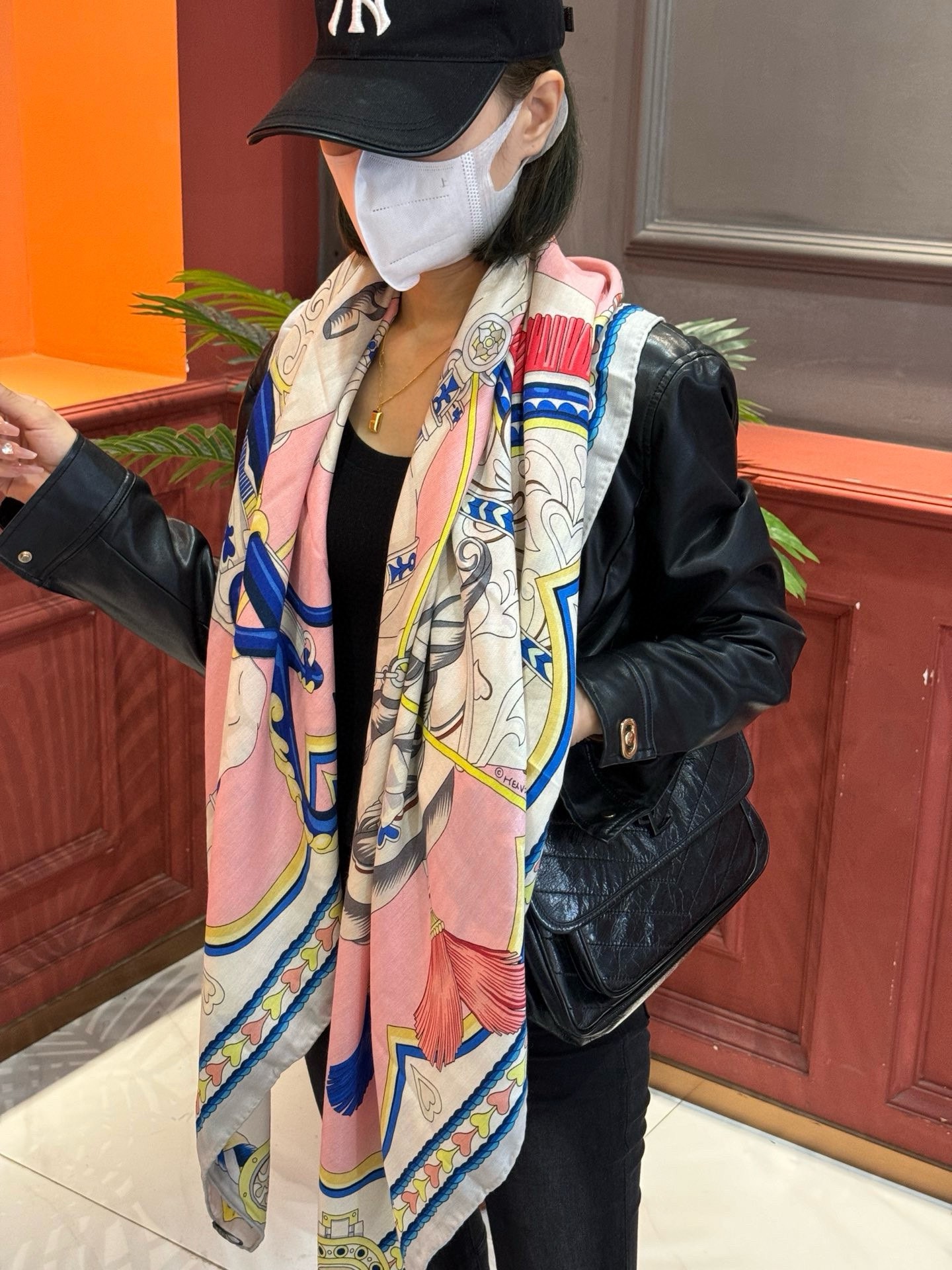 NO:177613,[Double-sided same color] Original single Hermes 140cm velvet square scarf Sweet saddle, decorating a plate designed by Fonden and Persier to add a knight-like romance. The plate was made in 1804. Two centuries later, this lovely couple plays the role of a passionate mandarin duck. The pattern they collaborates into exquisite embellishments on horse hooves. It's time for a romantic trot. Absolutely screaming counter quality This model is H's top visual feast top silk cashmere blended herringbone as soft and silky as velvet, making it a unique and precious existence. The overseas counters are absolutely top-notch!  Special channel goods sold one less [Specification 140x140cm 70 cashmere 30 silk double-sided same color] High-version scarf, high-version scarf, hermes, real silk19860909【双面同色】原单爱马仕140cm丝绒方巾 甜蜜的鞍具,装饰家芳登和佩西耶设计的一款餐盘增添骑士般的浪漫气息,该餐盘制作于1804年.两个世纪后的今天,这对可爱的情侣扮演着热恋鸳鸯的角色,他们合作打造的图案幻化为马蹄上的精致点缀.是时候来一场浪漫的小跑了. 绝对会尖叫的专柜品质此款是H顶级视觉盛宴顶级真丝羊绒混纺人字纹如天鹅绒般柔软丝滑,使之成为独一无二的珍贵存在.海外专柜同步绝对的顶级好货！特殊渠道货卖一个少一个【规格140x140cm 70羊绒30真丝 双面同色】高版本围巾,高版本围巾,hermes,real silk,scarf