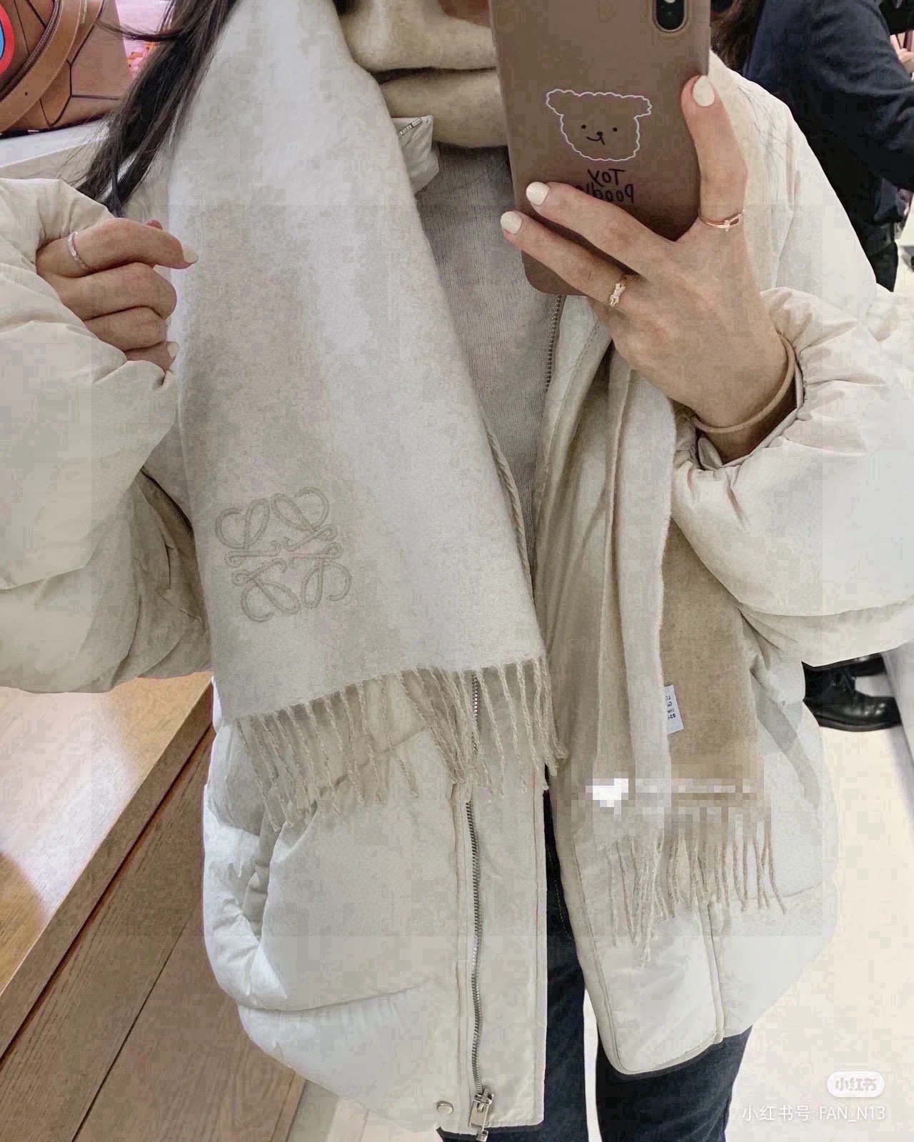 NO:178454,Haven't seen it before? Few people have seen this scarf in the cabinet when it was sold. The mainland gave it very few. The original version was bought by customers in Japanese medieval stores, so it is rarely circulated. You will definitely not wear the same clothes. Let's briefly introduce the scarf weaving process. This scarf is a traditional double-sided jacquard process. It uses the third tissue nodule. The warp and weft density of the scarf reaches 270/360. The high weft density makes the double-sided color of the scarf relatively pure. There is no professional terminology. In Mandarin, it does not reveal color to each other, right?  Therefore, the color is a very standard classic camel and brown color. The raw materials are made of 20s/1 wool yarn, salt pond lamb wool, fineness is 16.9-17.2μm, close to the fineness of cashmere, the origin of the raw material   yarn, which will make the finished scarf combine stiffness and softness, and the feel is particularly good. The weight on your hands is also very good~!  The color original process data of the dyeing process, the color difference interval is up to the tolerance, so as to avoid the color difference caused by regional factors!  The whole process is indeed difficult to arrange because we pay attention to details. We woolly and woolly on both sides 6 times. The machine's own vibration will slowly pull up the suede of the scarf. In this way, the surface of the scarf's finished product is uniform, rich and harmonious!  If you turn it over and furrow it backwards, it will cause the scarf to fry, and then it will collapse after steaming. Tell me, can the finished scarf be good? So, whether it is the material or various craftsmanship, it is steadily pursued. I will make the goods, don’t worry!  Specification 25*cm does not contain spikes. No matter how to deal with this specification, it will not be bulging, the current season is suitable for this style, ingredient wool, gram weight g high-version scarf, high-version scarf19860909没见过吧,很少有人在柜里见过这条围巾当时发售的时候内地给的就特别少,原版是客户在日本中古店买到的所以很少流通的款式,你一定不会撞衫.先简单介绍一下围巾织造工艺,这款围巾是传统的双面提花工艺,采用第三组织结节,围巾的经纬密达到了270/360,高纬密使得围巾双面颜色比较纯,不用专业术语,用普通话讲就是它不会上下互相透色嘛,对不？所以颜色是很标准的经典驼、咖色.原料用的是20s/1羊毛纱线,盐池羔毛,细度16.9-17.2μm,接近羊绒的细度,原料产地＋纱支,会让成品围巾结合挺度与柔软,手感特别好,拿到手上的分量感也很好~！染色工艺颜色原工艺数据,色差区间走上公差,尽量避免区域因素所导致的色差！后整流程确实因为咱们注重细节,所以安排的比较麻烦,我们是一点一点起毛,双面零点起毛6遍,靠机器自身的震感将围巾的绒面慢慢拉起来.这样围巾成品表面毛感均匀、丰厚、和谐！如果正一遍,反一遍起毛会导致围巾炸毛,后面过蒸呢一下就塌了,你说吧,围巾成品能好吗…所以,无论是材质,还是各种工艺,都是实踏实追的原样,我做货,你放心！规格25*cm不含穗子,这个规格怎么打理都没问题,不会鼓鼓的目前季节正适合这样的款式,成份羊毛,克重g 高版本围巾,高版本围巾,scarf