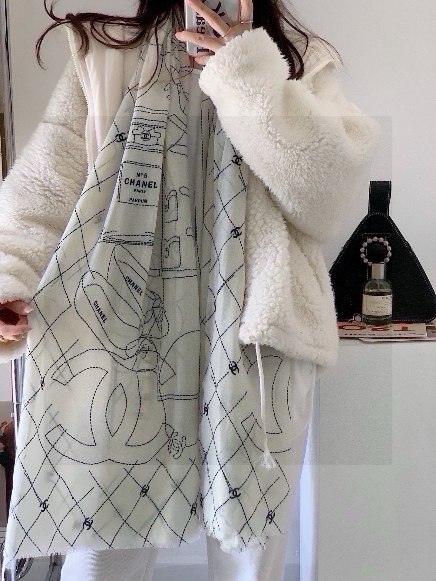 NO:178459,Key recommendations!  !  !  High-end, comfortable and fashionable temperament, just accept what I believe!  Chanel's soft scarf that touches the heart, the color and temperament that cannot be imitated!  !  !  There will also be a very beautiful special ripple texture under the light and shadow of the scarf!  Generally, factories cannot make such a model. It is the best among cashmeres. It is the product pursued by successful people. I will give you full marks on the color!  !  !  It has a bit of unique fairy spirit, feminine temperament, elegant colors, but not overly enchanting!  Size specifications 100*200cm cashmere scarf high-version scarf, high-version scarf, chanel19860909重点推荐！！！高级舒适时髦气质,相信我的就收吧！香奈儿这款触动内心的柔美围巾,无法模仿的颜色和气质！！！围巾光影下还会有非常漂亮的特殊波纹肌理！一般工厂做不出这样的款,属于羊绒中的佼佼者,成功人士追求的品,颜色我给满分！！！有点独有的仙气,女性气质,颜色淡雅,不过分妖娆！尺寸规格100*200cm羊绒围巾高版本围巾,高版本围巾,chanel,scarf