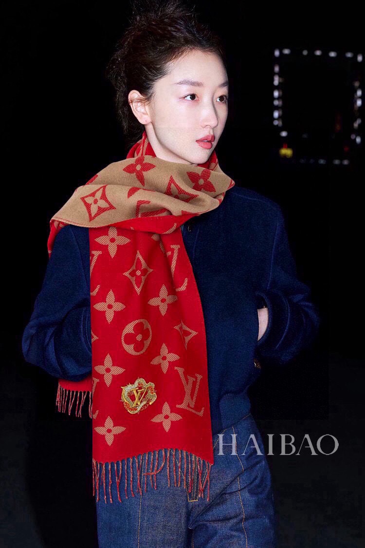 NO:178826,[High-end original embroidery] Precious Dragon LV Essential scarf welcomes the Lunar New Year with classic brand elements. Wool is integrated into Monogram jacquard pattern, and the image of the dragon is surrounded by LV letter embroidery patches, and the warm design is full of trendy interest. 186 x 34 cm (length x height) 170 x 34 cm (excluding tassels) Wool Monogram jacquard pattern. Panlong embroidery LV logo tassels with high-version scarf, high-version scarf, louis vuitton19860909【高端原版刺绣】Precious Dragon LV Essential 围巾以品牌经典元素迎接农历新年.绵羊毛融入 Monogram 提花织纹图案,盘龙形象环绕 LV 字母刺绣贴饰,舒暖设计洋溢潮流意趣.186 x 34 厘米 (长度 x 高) 170 x 34厘米（不含流苏） 羊毛 Monogram 提花织纹图案.盘龙刺绣LV 标识 流苏饰高版本围巾,高版本围巾,louis vuitton,scarf