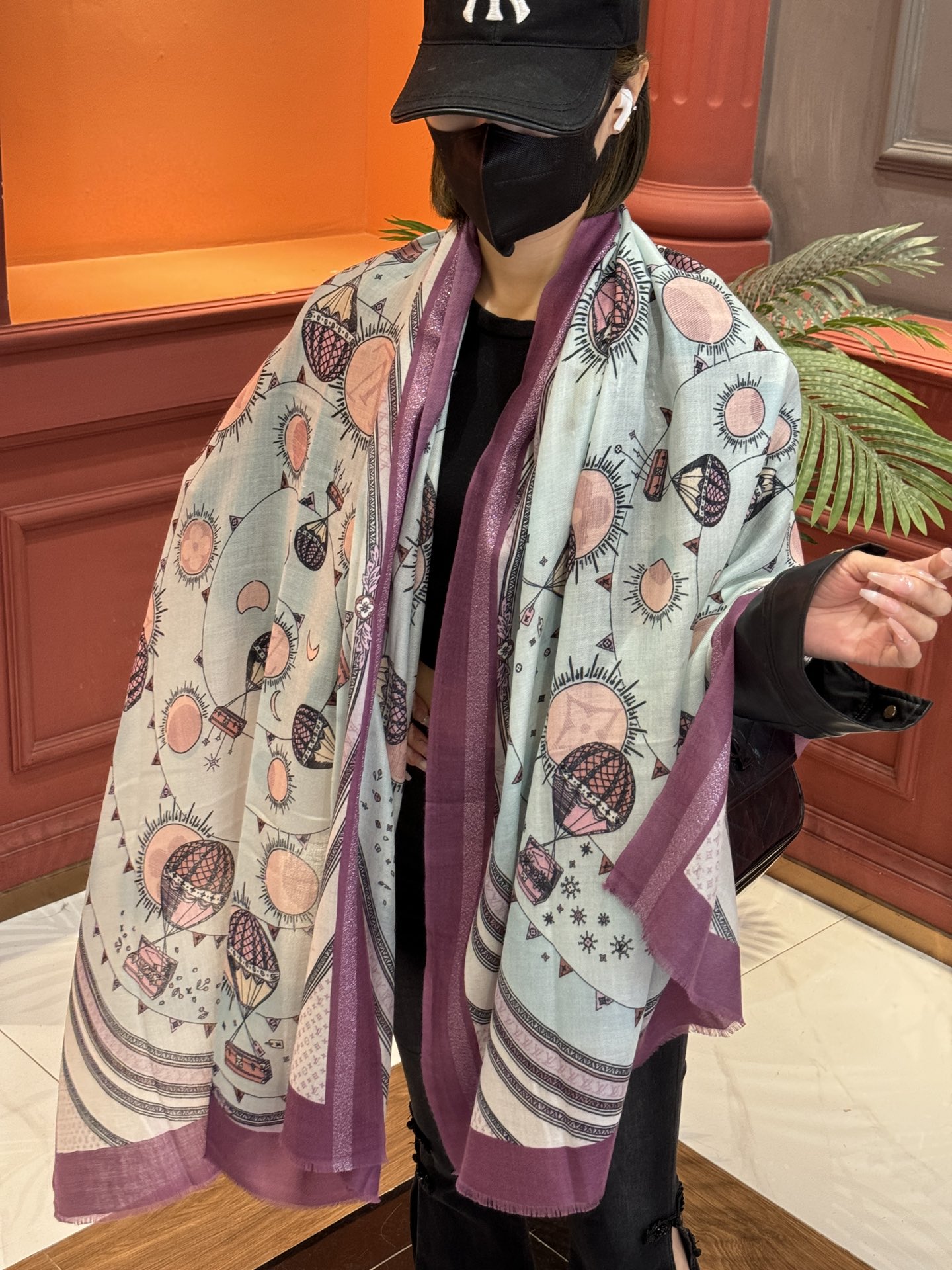 NO:163326,The shiny scarf [Hot Air Balloon] and Away series, greets Louis Vuitton's travel heritage. Depicting Monogram hot air balloons lifting into the sky with Louis Vuitton handbags and suitcases!  !  The cashmere material is full of light luxury. The new counter fabric pursues styling and has a crisp feel. The color matching of high-end designers considers the upper body effect and color saturation. The color is fresh, rich and very exquisite and has a celebrity temperament!  Good goods are not waiting for others, if you like them, you can’t miss them!  Quickly make an order and come on the size 100* high-end scarf, ordinary scarf, high-end scarf, louis vuitton19860909会发光发亮的围巾【热气球】 and Away 系列,致意路易威登的旅行传承.描绘 Monogram 热气球载着路易威登手袋和行李箱升向天空之景！！羊绒材质轻奢感十足 专柜新款面料追求造型,手感挺括,高端设计师配色均考虑上身效果和色彩饱和度,色泽新鲜浓郁非常精致又有名媛气质！好货不等人,喜欢就不能错过哦！快快砸单来吧尺寸100*高版本围巾,普通围巾高版本围巾,louis vuitton,scarf