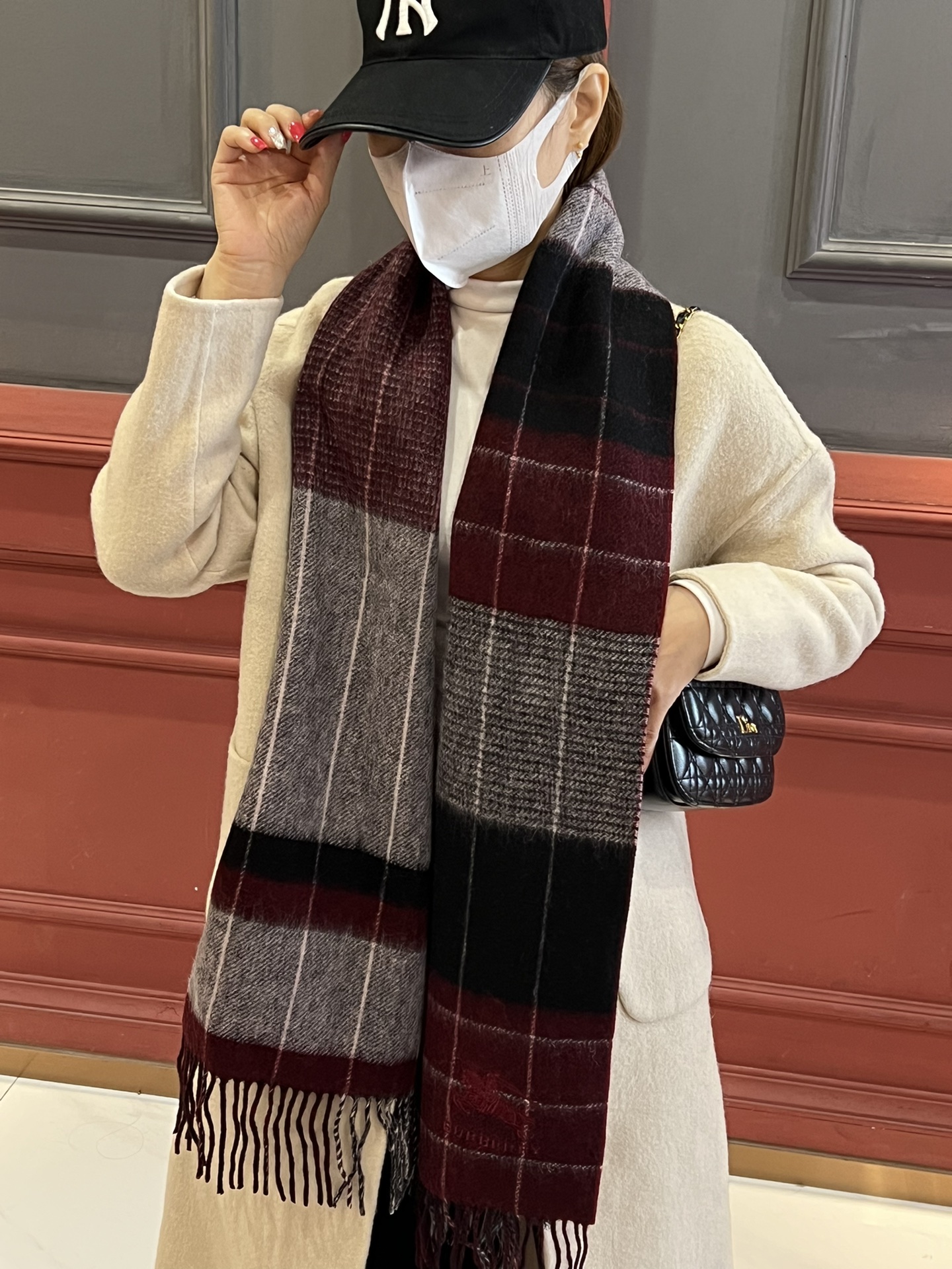 NO:163329,Burberry classic cashmere plaid quality and feel that it is not good enough cashmere high-end products are absolutely screaming, the top design style of the fashion brand. Classic plaid paired with fashionable color patch is the screaming highlight of this model. The high-end quality of autumn and winter must be found in autumn and winter. Size 180*30cm high-version scarf, ordinary scarf high-version scarf, burberry19860909巴宝莉经典款 羊绒格 品质手感好到不行羊绒高尖端产物绝对令人尖叫的品质时尚大牌的顶尖设计款..经典格子搭配时尚拼色是此款令人尖叫的亮点秋冬必备的高端精品..尺寸180*30cm高版本围巾,普通围巾高版本围巾,burberry,scarf