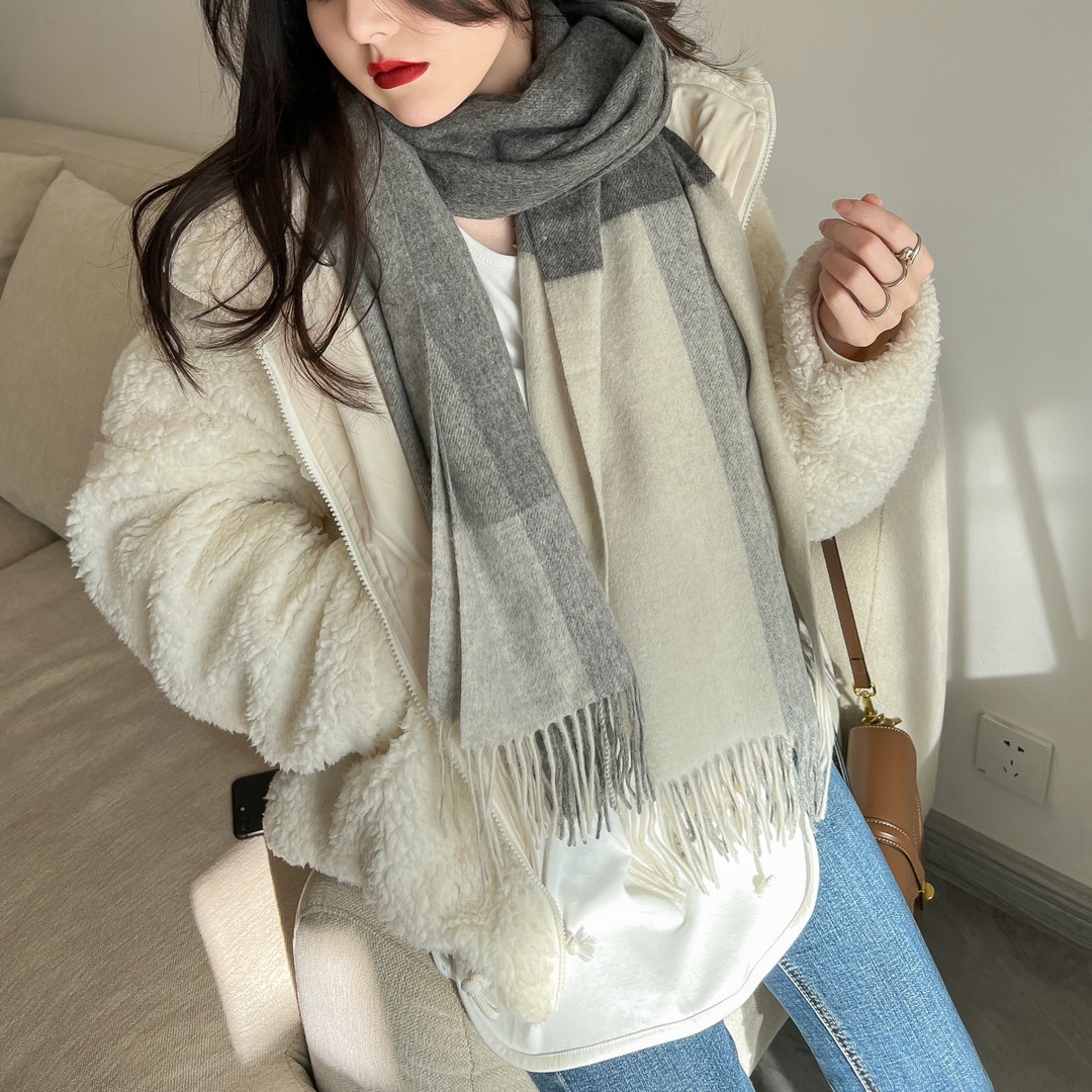 NO:163302,The limited edition absolutely beautifies the heart's design, super invincible hardcore. From the foreign company's version sent before the epidemic last year to the finished product being shipped out today, the design department has been scrapped too much effort. I can only say that everything is worth it. The hand-written B company of caring design is absolutely rare. Foreign things can only be obtained at super VI prices. It seems simple embroidery, the light frame rate is more than 10,000, exquisite and invincible. There is no embroidery factory in China that can do it. The two colors of large goods are less than 100, and the hand is slow. There is absolutely nothing. Good goods have never waited for anyone. The weather is cold, and good goods have also existed. Dear, I have turned down several big customers and did not give them a package. It is just to share beautiful things with everyone. Give some strength. Haha, specifications *70 high-version scarf, ordinary scarf high-version scarf19860909限量版绝对的美化了心的设计,超级无敌的硬核,从外商去年疫情前寄版下来到今天成品出库,废了设计部太多心血,我只能说真的一切都值得,爱心的设计手抄体的B家绝对的不多见的,国外都是超级VI价才能拿的到的东西,看似简单的刺绣 ,光帧数都一万多,精致的无敌了,国内还没有任何一个绣花厂能做到,大货两个颜色只有不到100 ,手慢绝对的是无,好货一直是不等人的,天也凉了,好货也有了,亲爱的,我已经推掉了几个大客不给他们包版,就是为了跟大家一起分享美好的事物,给点力哈哈,规格*70高版本围巾,普通围巾高版本围巾,scarf