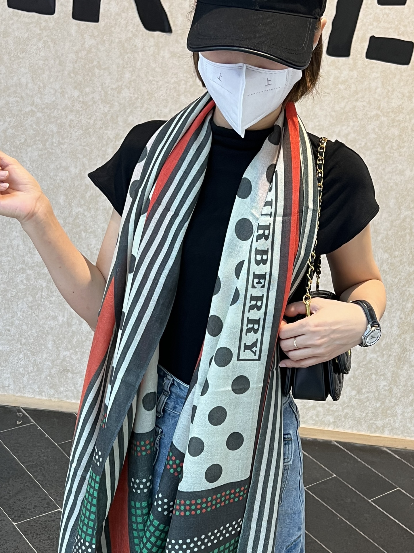 NO:163292,Burberry's latest model is a very easy-to-match style for holidays and daily life. When you see it, you want to go on vacation and wear it very well. You will look so energetic. You can see the details clearly. The high-standard quality 190*70cm high-version scarf, ordinary scarf, high-version scarf, burberry19860909巴宝莉 官网最最新款 度假及日常都非常好搭配的款订单私流一看到就想去度假平时穿搭也非常好搭配,整个人看起来都会神采奕奕好多不用多说,细节品质都看得清楚,绝对获赞的高规格品质190*70cm高版本围巾,普通围巾高版本围巾,burberry,scarf