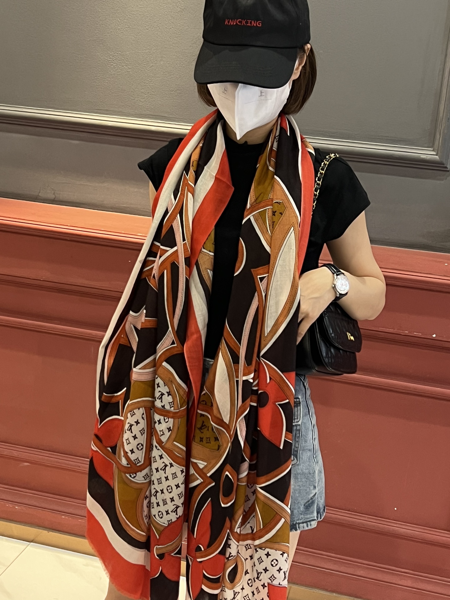 NO:163314,The cow is on the market. The cashmere long scarf is really good. The cashmere long scarf counter has a vivid color. The quality is super good. The heavy and huge VI price must be purchased by customers. It is highly recommended that you don’t have a slow hand and don’t buy it at the counter. The price is absolutely the same. The size is not big or small. It is very easy to match. The quality is super good. The high-end quality will be understood. The high-end details that you see are what you get are heavy and huge VI price must be purchased by customers. 110*cm. The top cashmere long scarf has a high-end scarf, ordinary scarf and high-version scarf, louis vuitton19860909牛货上啦真心赞【LV】薄羊绒长巾本款 羊绒长巾专柜同步喷墨工艺呈现鲜活色彩.品质超级好重磅巨献VI价客户必入推荐强烈推荐手慢无千万别去专柜买绝对一模一样价格真心好,这个size不大不小特别好搭配,品质超级好拿到手就会懂的高端品质,高端细节所见即所得重磅巨献VI价客户必入推荐110*cm,顶级羊绒长巾高版本围巾,普通围巾高版本围巾,louis vuitton,scarf