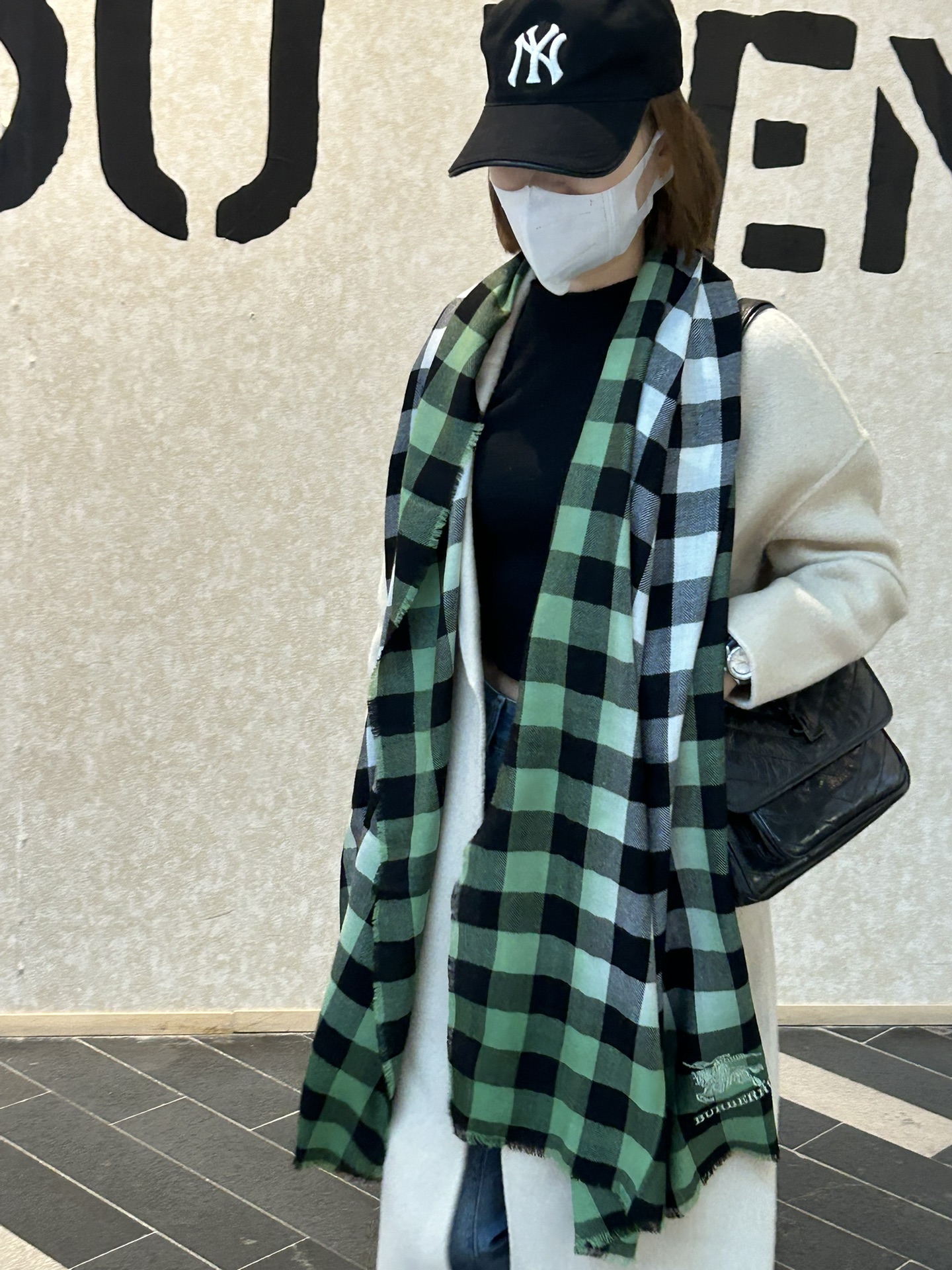 NO:163294,Burberry, four-season light plaid cashmere scarf, the new model uses the best Australian fiber fine white cashmere as raw material, with a content of up to cashmere; tassel plaid cashmere scarf. The hot N years of fringed style B has increased its order difficulty this year, and has changed the light edge style of previous years, and this year it has changed to four-sided tassel style!  It seems simple. A brief introduction to the difficulty and characteristics of the process!  1. The raw materials of warp wefts are extremely picky. The fiber finest of Albas cashmere is 13um-15.5um.2. The design density of the craftsman can be said to be unique. The density of ordinary market goods is only a few dozen. However, the warp and weft density of the model we manufactured is as high as 231. Both sides and the upper and lower are unique encryption technology (the warp and weft density is strong, which is the kind that is durable and does not break when touched) 3: Repairing and processing is also an indispensable step. The most important part of the scarf weaving is the fringed part. The flaws on both sides are three times that of ordinary scarves!  The hair on both sides will pass away if it is misaligned. This top-notch craft is romantic, loose, and fashionable. You will definitely love it if you get it. It is very soft and skin-friendly and easy to match clothes. Size*80cm high-version scarf, ordinary scarf high-version scarf, burberry19860909巴宝莉 四季款轻盈格纹羊绒围巾 新款采用澳洲纤维细度最好的白山羊绒为原料 含量高达山羊绒；流苏格纹羊绒围巾 火爆N年的流苏风b家今年订单难度增加,已改往年的光边风格,今年改为四面流苏风格！看似简单.简单介绍下工艺难度和特点！1织造的经纱纬纱原料极为挑剔选用阿尔巴斯山羊绒中原料纤维细度最好的是13um-15.5um.2工艺师的设计密度可以说是独一无二的、普通市场货的密度也就几十,但我们代工的这款经纬密集度高达231、两侧、上下都是b家独有的加密工艺（经纬密度大,就是围巾耐用性强、不是一碰就坏的那种）3:修补后处理也是不可缺少的一关、围巾织造下来这个环节最重要啦,两侧流苏这样的残次品是普通围巾的三倍！两侧的毛须错位就pass掉.这样的款顶级工艺浪漫散须边大气又时尚 拿到手绝对会爱不释手 非常柔软亲肤很好搭配衣服 Size*80cm高版本围巾,普通围巾高版本围巾,burberry,scarf