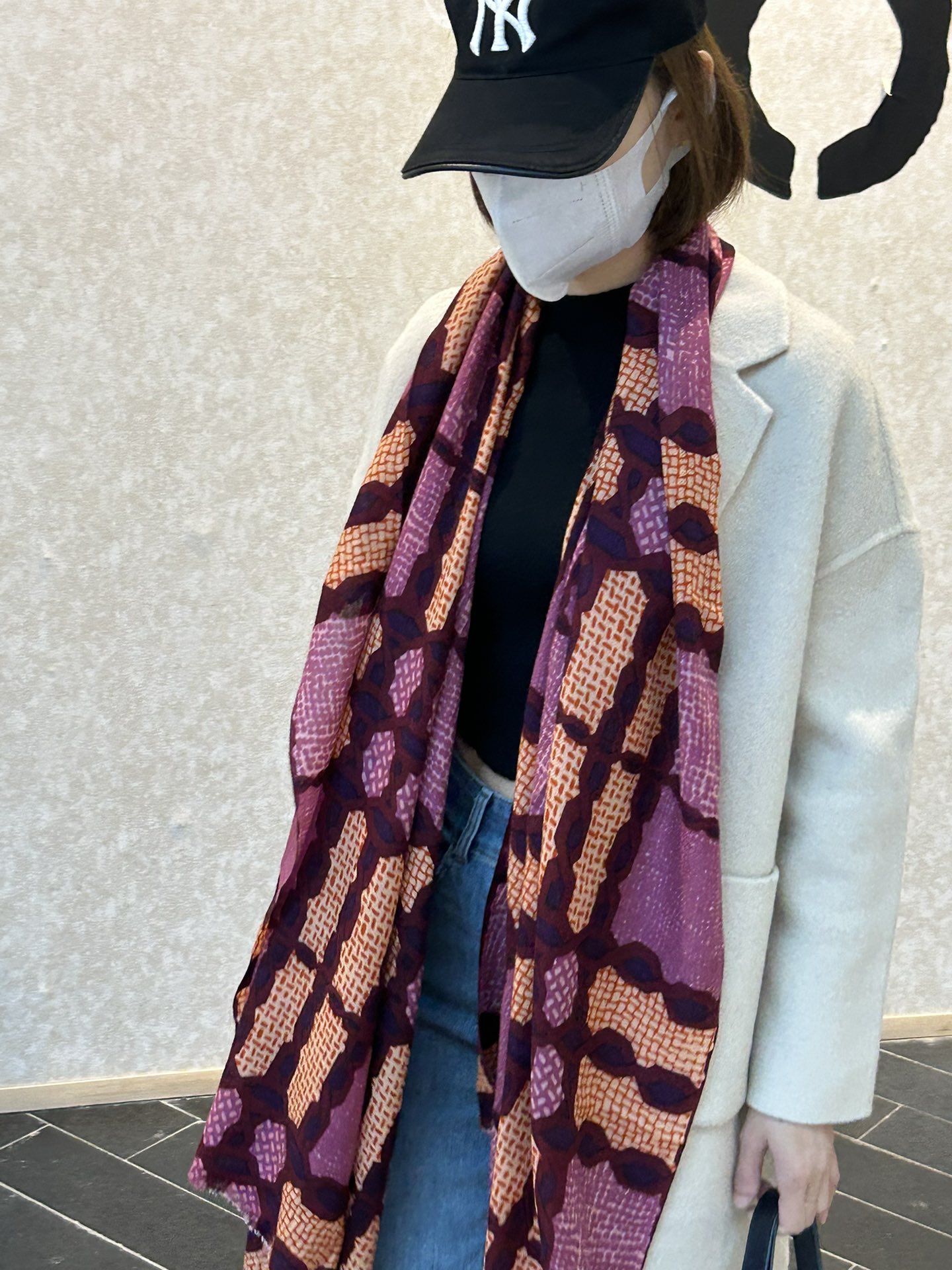 NO:163297,Key recommendations: Burberry's new French counter, exquisite embroidery, elegant and quiet small grid, gives people a more delicate, delicate feeling, softer texture, smoother because of cashmere, although it is 70 width, it is very thin, put aside the heavy, more suitable for most seasons... fold it and put it in a bag at any time [Smile] [Smile] I sincerely recommend everyone to have one hand in hand. There is always one color suitable for you. My family still continues to use the classic counter manufacturing method [Smile] High-version scarf, ordinary scarf, high-version scarf, burberry19860909重点推荐 巴宝莉法国专柜新货 精美绣标 优雅文静的小格 给人更秀气,精致的感觉 质感更柔 更顺滑 因为采用羊绒的缘故,虽然是70宽度 但非常轻薄 抛开厚重 更适合大部分季节使用…折起来放进包包随时用[偷笑][偷笑]真心推荐人手入一条 总有一色适合你 我家依旧延用专柜经典制造法[得意]高版本围巾,普通围巾高版本围巾,burberry,scarf