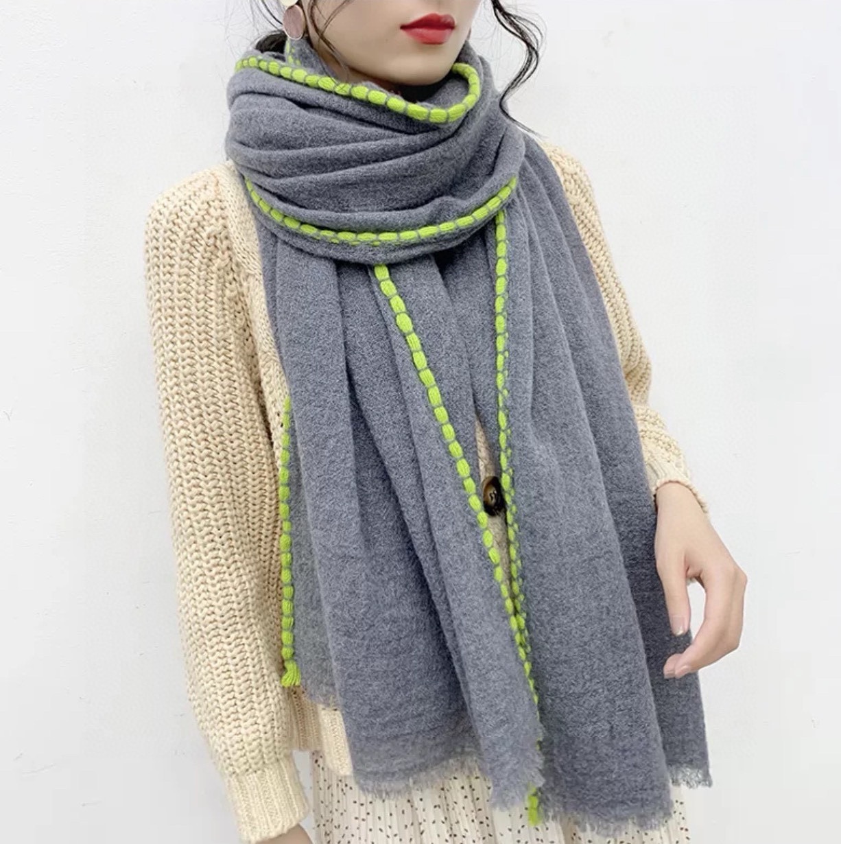 NO:163293,Hermes latest model [Cashmere Scarf] hits the real thing, the real thing is beautiful, the shawl is embroidered with exquisite logo, the color matching of the whole scarf is very in place, the details can be seen, and the whole scarf gives people a big brand aura and is very exquisite and high-end VIP recommended. The new 180*70 high-end scarf is definitely worth buying, ordinary scarf, hermes, shawls19860909爱马仕最新款【羊绒围巾】爆款哦 实物真心美 披肩配以精美logo的刺绣整条围巾颜色的搭配都非常到位细节都可见整个围巾给人大牌气场的同时又非常精致高端VIP推荐绝对值得入手的新款180*70高版本围巾,普通围巾高版本围巾,hermes,shawls,scarf