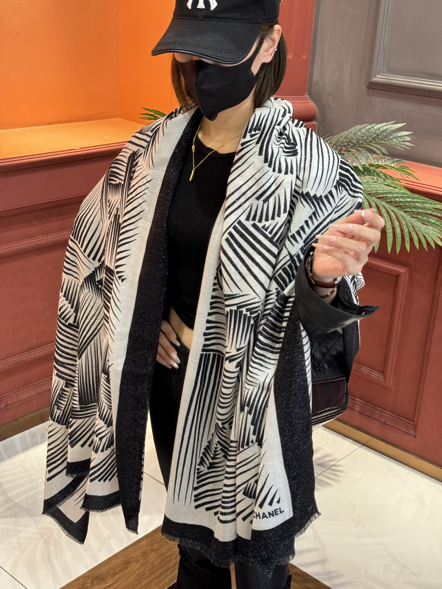 NO:181526,A shiny scarf with a small aroma of cashmere long scarf [Double C-line letters long scarf] Recommended by VIP, you must start quickly [High-end, love, top-level pure cashmere, baby feels comfortable to touch, very few products, can be used in all seasons, so it makes people very beautiful, the upper body effect is simply beautiful, the quality is perfect, the whole scarf gives people a big brand aura and is very exquisite and beautiful, which is definitely worth buying. Once you get the real thing, you will be glad that you are a beautiful woman's product. It is worth evaluating the perfect temperament and taste Ditails' first choice VIPs. 200*110 Top pure cashmere high-version scarf, high-version scarf19860909会发光发亮的围巾小香羊绒长巾【双C线条字母长巾】抢VIP推荐 下手一定要快【高端 大爱 顶级纯山羊绒 婴儿触感舒服到飞女人尤物 货极少 四季都可以用真心美的让人非常非常心动 上身效果简直美翻了 品质非常完美 整个围巾给人大牌气场的同时又非常精致秀丽绝对值得入手的新款 实物一拿到就会庆幸自己是女人的绝美好货 值得品鉴完美气质品味Ditails首选VIP们 上200*110 顶级纯山羊绒高版本围巾,高版本围巾,scarf