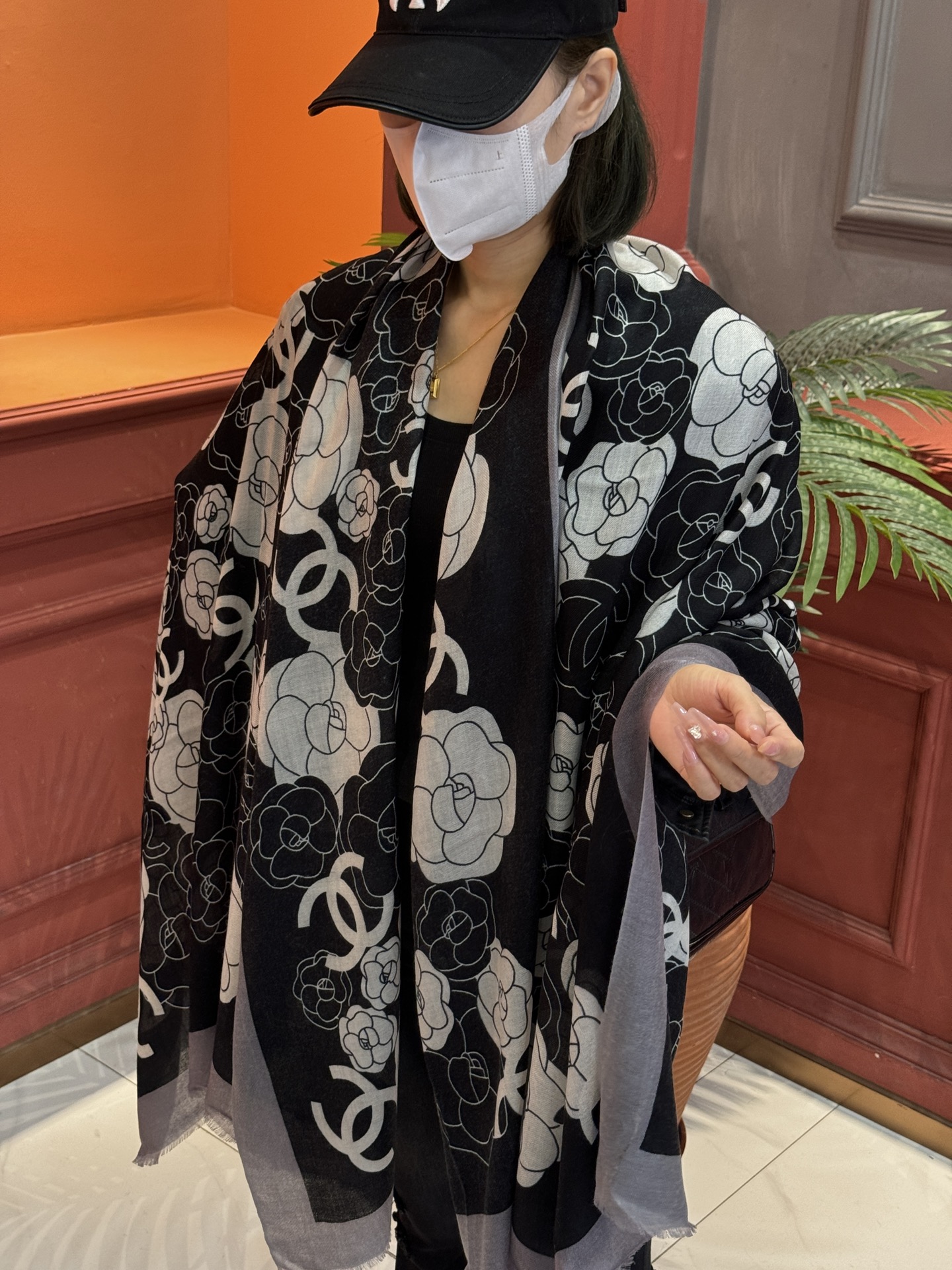 NO:181499,New cashmere style, new small fragrance [Camellia long scarf] ~ Super striking complexion!  High-end feminine!  Cashmere scarves can be so beautiful!  !  !  This double-sided floral cashmere scarf is really high-end!  Grandma Xiang’s signature floral and color combinations are very delicious!  !  The new fusion of signature camellia and double C letter elements, luxurious and elegant, thin cashmere feel, and the printed design is really great!  Paired with white shirts in spring and summer is even more elegant and fashionable. Paired with coats in autumn and winter is super delicious. Sisters who know how to match must buy them!  !  Soft and smooth!  It gives the scarf a very easy to shape, a very heavy and luxurious design, but the upper body looks unique in a unique style!  Simple base with this scarf, simple matching gives people a very comfortable and tasteful big brand feel... Recommended!  !  Size specifications 100*200cm cashmere long scarf, high-version scarf, high-version scarf, shirts19860909羊绒新款 新小香【山茶花长围巾】~超级抬气色！高级女人味！羊绒围巾也能这么美！！！这款双面花卉羊绒围巾真的好高级！香奶奶家招牌的花卉花色搭配服饰很显品味！！招牌山茶花与双C字母元素的新融合,奢华优雅感,薄薄的羊绒手感,印花的设计真的很赞！春夏搭配白衬衫更是又气质又时髦,秋冬搭配大衣超级显品味,懂得搭配的姐妹一定要入手！！柔软软糯顺滑！赋予了围巾非常容易造型,非常重磅奢华的设计,上身却别样衬得人高贵气质！简单的打底配此款围巾,简单的搭配却给人非常舒适有品味的大牌感…推荐！！尺寸规格100*200cm羊绒长巾高版本围巾,高版本围巾,shirts,scarf