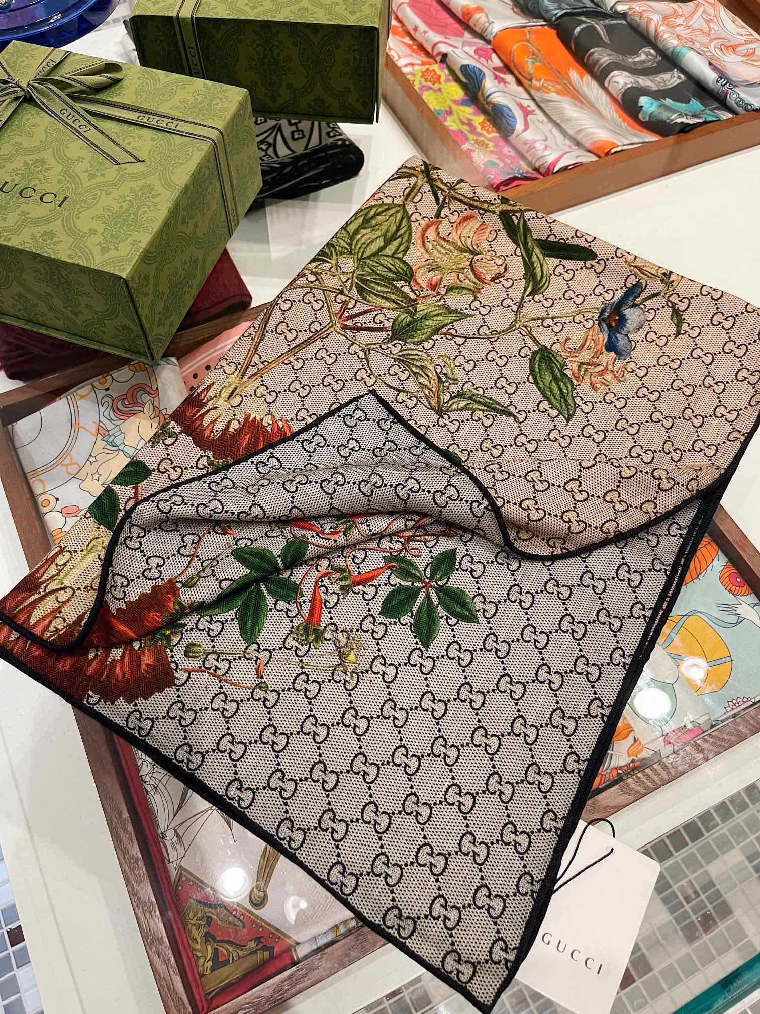 NO:181524,[Gucci double-sided two-color floral cashmere scarf ~ super raising complexion!  High-end feminine!  】Cashmere scarf can be so beautiful!  !  !  Gucci's double-sided floral cashmere scarf is really high-end!  The signature floral colors and clothing show great taste!  !  The new fusion of Gucci's signature floral elements and presbyopia GG, luxurious and elegant, thin cashmere feel, and the double-sided and two-color design is really great!  Paired with white shirts in spring and summer is even more elegant and fashionable. Paired with coats in autumn and winter is super delicious. Sisters who know how to match must buy them!  !  Soft and smooth!  It gives the scarf a very easy to shape, a very heavy and luxurious design, but the upper body looks unique in a unique style!  Simple base with this scarf, simple matching gives people a very comfortable and tasteful big brand feel... Recommended!  !  Size specifications 60*180cm double-sided double-color printing and dyeing technology cashmere long scarf, a high-version scarf, a high-version scarf, gucci,shirts19860909【Gucci双面双色花卉羊绒围巾~超级抬气色！高级女人味！】羊绒围巾也能这么美！！！Gucci这款双面花卉羊绒围巾真的好高级！招牌的花卉花色搭配服饰很显品味！！Gucci招牌花卉元素和老花GG的新融合,奢华优雅感,薄薄的羊绒手感,双面双色的设计真的很赞！春夏搭配白衬衫更是又气质又时髦,秋冬搭配大衣超级显品味,懂得搭配的姐妹一定要入手！！柔软软糯顺滑！赋予了围巾非常容易造型,非常重磅奢华的设计,上身却别样衬得人高贵气质！简单的打底配此款围巾,简单的搭配却给人非常舒适有品味的大牌感…推荐！！尺寸规格60*180cm双面双色印染工艺羊绒长巾,一个高版本围巾,高版本围巾,gucci,shirts,scarf