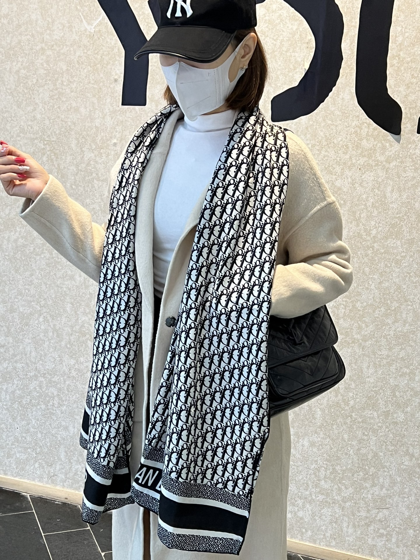 NO:181546,[D old-fashioned cashmere scarf] Recommended VIP with double-sided same-color prints. Be sure to get started quickly. [High-end, love, women's beauty, very few goods. You can use it in all seasons to make people very beautiful. The upper body effect is simply beautiful. The quality is very perfect. The whole scarf gives people a big brand aura and is very exquisite and beautiful. It is definitely worth buying a new model. Once you get the real thing, you will be glad that you are a beautiful woman. It is worth evaluating the perfect temperament and taste. Ditails' first choice VIPs. 60*200cm, cashmere high-version scarf, high-version scarf, high-version scarf.19860909【D老花羊绒长巾】双面同色印花抢VIP推荐 下手一定要快【高端 大爱 女人尤物 货极少 四季都可以用真心美的让人非常非常心动 上身效果简直美翻了 品质非常完美 整个围巾给人大牌气场的同时又非常精致秀丽绝对值得入手的新款 实物一拿到就会庆幸自己是女人的绝美好货 值得品鉴完美气质品味Ditails首选VIP们 上60*200cm,羊绒高版本围巾,高版本围巾,scarf