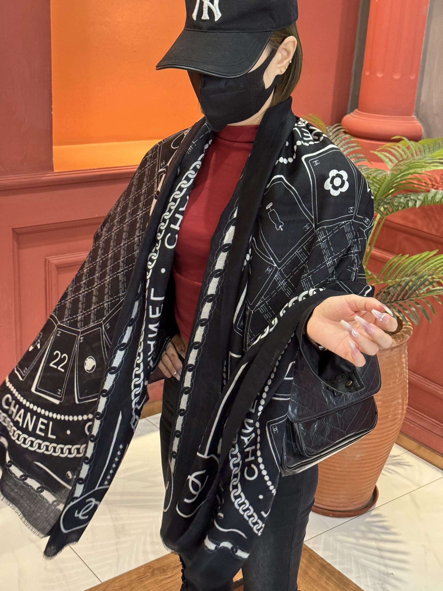 NO:181561,Key recommendations!  !  !  High-end, comfortable and fashionable temperament, just accept what I believe!  Chanel's soft scarf that touches the heart, the color and temperament that cannot be imitated!  !  !  There will also be a very beautiful special ripple texture under the light and shadow of the scarf!  Generally, factories cannot make such a model. It is the best among cashmeres. It is the product pursued by successful people. I will give you full marks on the color!  !  !  It has a bit of unique fairy spirit, feminine temperament, elegant colors, but not overly enchanting!  Size specifications 100*200cm cashmere scarf high-version scarf, high-version scarf, chanel19860909重点推荐！！！高级舒适时髦气质,相信我的就收吧！香奈儿这款触动内心的柔美围巾,无法模仿的颜色和气质！！！围巾光影下还会有非常漂亮的特殊波纹肌理！一般工厂做不出这样的款,属于羊绒中的佼佼者,成功人士追求的品,颜色我给满分！！！有点独有的仙气,女性气质,颜色淡雅,不过分妖娆！尺寸规格100*200cm羊绒围巾高版本围巾,高版本围巾,chanel,scarf