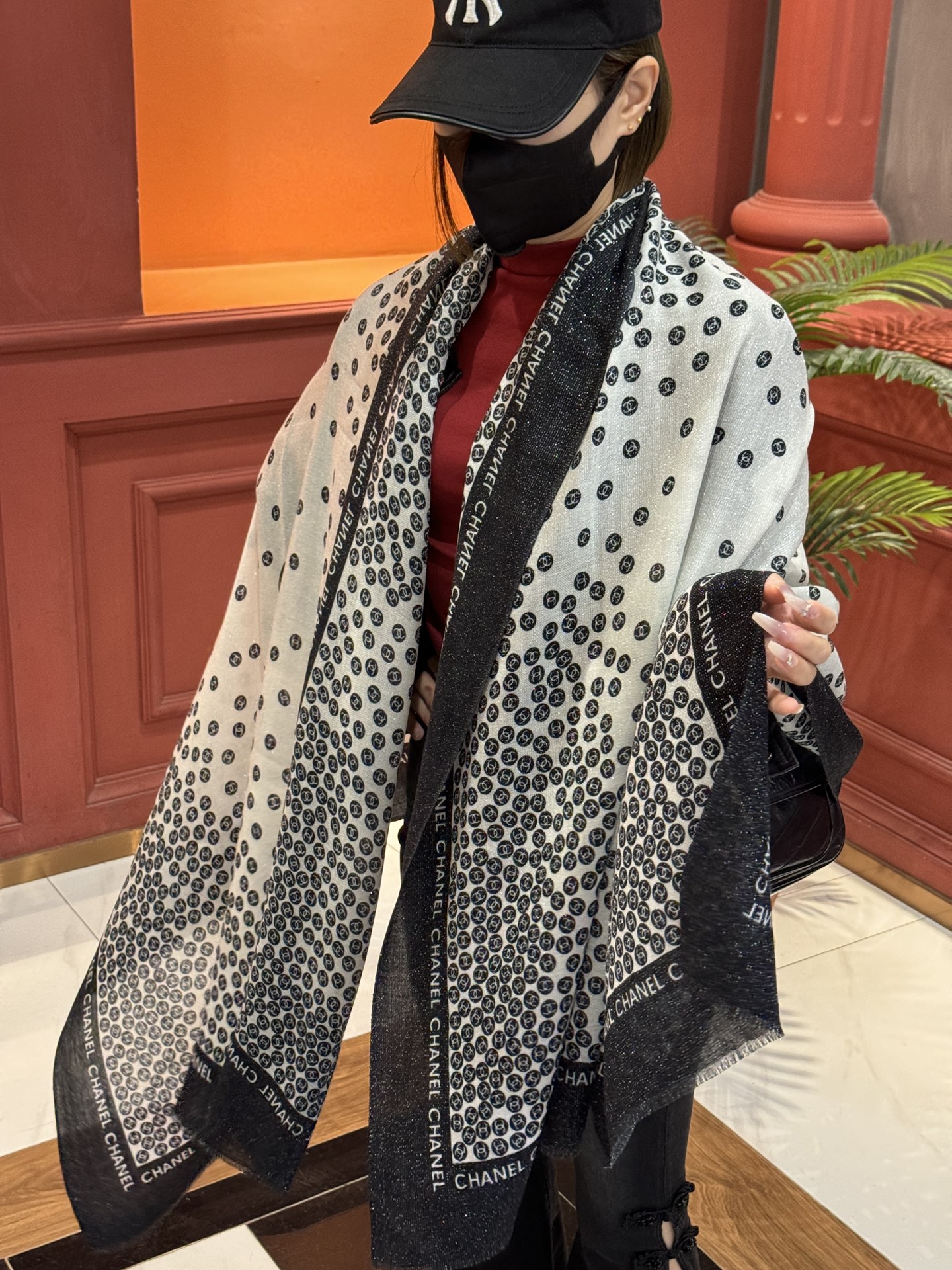 NO:181571,New scarf that will shine. New customer-supplied silver-line cashmere fabric long scarf. Beautiful [Tear] [Small fragrance silver-line icon], the imperial palace-level top-quality new counter is on sale. The unique design style of pure cashmere sequins plus rich Xiangjia's special splicing pattern prints. It is extremely beautiful. Really, the upper body is extremely luxurious and high-end. Rare~ Small expensive~ Look good or not. It's good. Size 100x200cm. Large long scarf, top-level cashmere high-version scarf, high-version scarf, chanel19860909上新 会发光发亮的围巾 新款客供银线羊绒面料长巾 美翻了[流泪]【小香银线图标】,御用殿堂级极品新款专柜在售 纯羊绒亮片独特设计风格加上富有香家本季特色拼接图案印花 美丽至极 真的 上身极为奢华上档次 稀有～小贵～好看不好看自己看吧 尺寸100x200cm 大长巾,顶级纯羊绒高版本围巾,高版本围巾,chanel,scarf