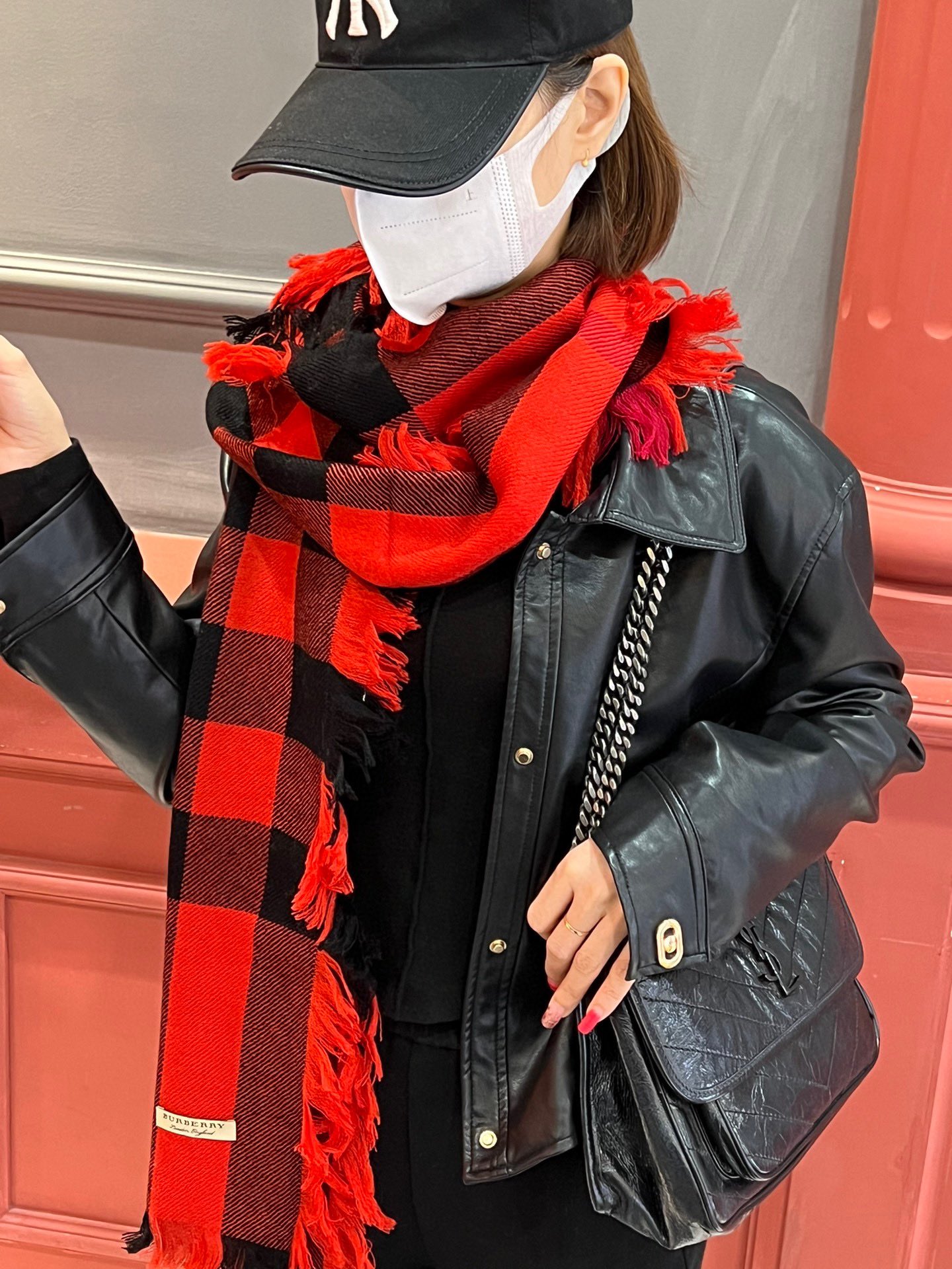 NO:181497,Burberry classic cashmere plaid. The quality is so good that it feels so good that the cashmere high-end products are absolutely screaming. The top design style of the fashion brand. The classic plaid paired with fashionable color patch is the highlight of this screaming high-end quality in autumn and winter. High-version scarf, high-version scarf, burberry19860909巴宝莉经典款 羊绒格 品质手感好到不行羊绒高尖端产物绝对令人尖叫的品质时尚大牌的顶尖设计款..经典格子搭配时尚拼色是此款令人尖叫的亮点秋冬必备的高端精品..高版本围巾,高版本围巾,burberry,scarf