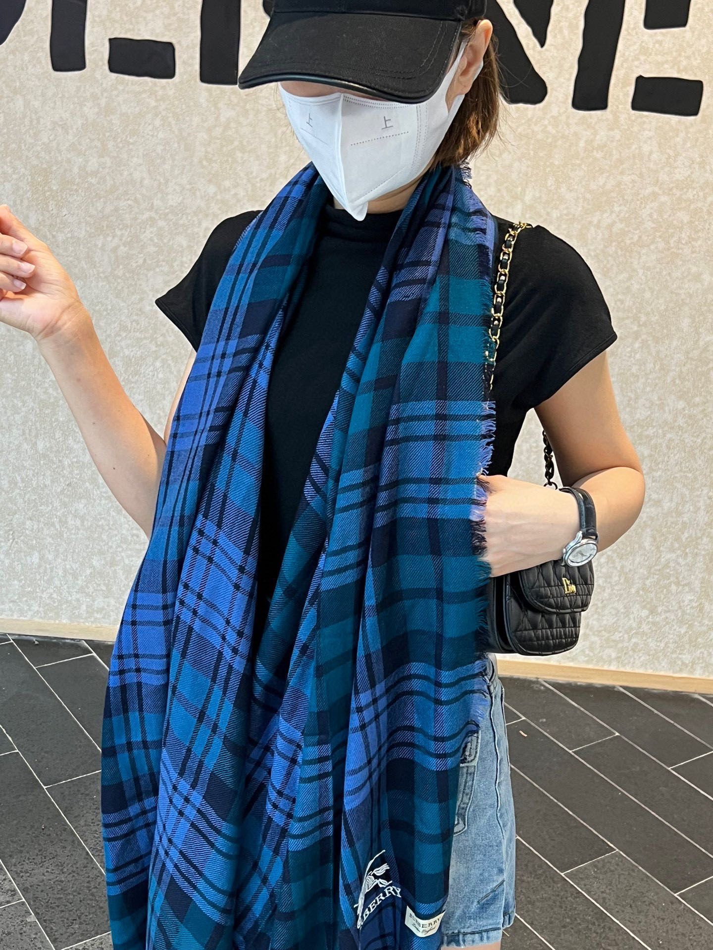 NO:181522,[Burberry]...Embroidered war horse imported Nepal cashmere top embroidered scarf...High-end products...Absolutely screaming quality...Top design models of fashion brands...You will understand that the processing of top craftsmanship is the screaming highlight of this model..There are only a few foreign counters in stock, which is really rare..Nepal imported wool high-version scarf, high-version scarf, burberry19860909【巴宝莉】...刺绣战马进口尼泊尔羊绒顶级刺绣围巾....高尖端产物...绝对令人尖叫的品质...时尚大牌的顶尖设计款..拿到手你就会明白顶级工艺的处理是此款令人尖叫的亮点秋冬必备的高端精品..此款目前只有国外几个专柜有货真的是臻品罕见..尼泊尔进口羊毛高版本围巾,高版本围巾,burberry,scarf