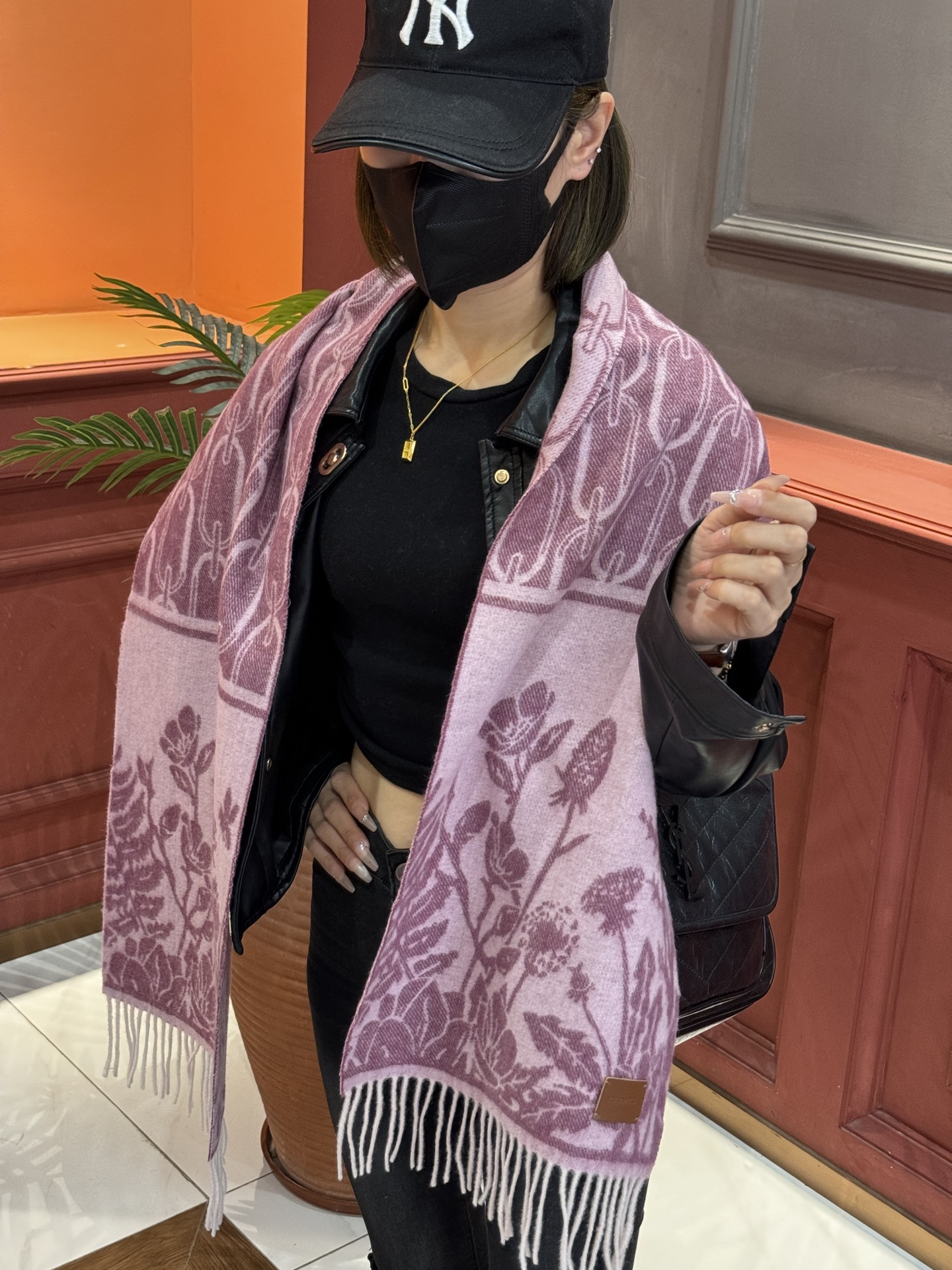 NO:181527,Hermes Paris Fashion Exhibition Business Men's and Women's Cashmere Scarf OEM Factory selected the best ultra-fine cashmere fiber. It is purely hand-combed, which consumes time and effort. Then soaked in clear spring water to make the cashmere fiber present a unique fluffy texture. The feel is so delicate. Finally, with exquisite imprinting and ironing technology, it has a luxurious and soft surface luster. The process is particularly complicated. Using Mongolian Plateau fine cashmere!  !  The touch is full of delicate fluff!  This price is absolutely 100% affordable!  Exquisite embroidery craftsmanship!  It’s good to keep your own gifts!  Absolutely good product!  Size 30*164 8*2 high-version scarf, high-version scarf, hermes19860909爱马仕巴黎时装展商务男士女士羊绒围巾代工厂臻选上乘的超细羊绒纤维 进行纯手工精梳处理 耗时耗力 再以清泉水浸泡涤荡 使羊绒纤维呈现出独特的蓬松质感 手感才如此细腻 最后以考究压印与熨烫工艺 才有奢华柔和的表面光泽 工艺特别复杂哦采用蒙古高原细羊绒！！手感满满地都是细腻的绒毛！这个价格绝对百分之百的实惠！精湛绝伦的绣字工艺！送礼自留都不错！绝对好货！尺寸30*164 8*2高版本围巾,高版本围巾,hermes,scarf