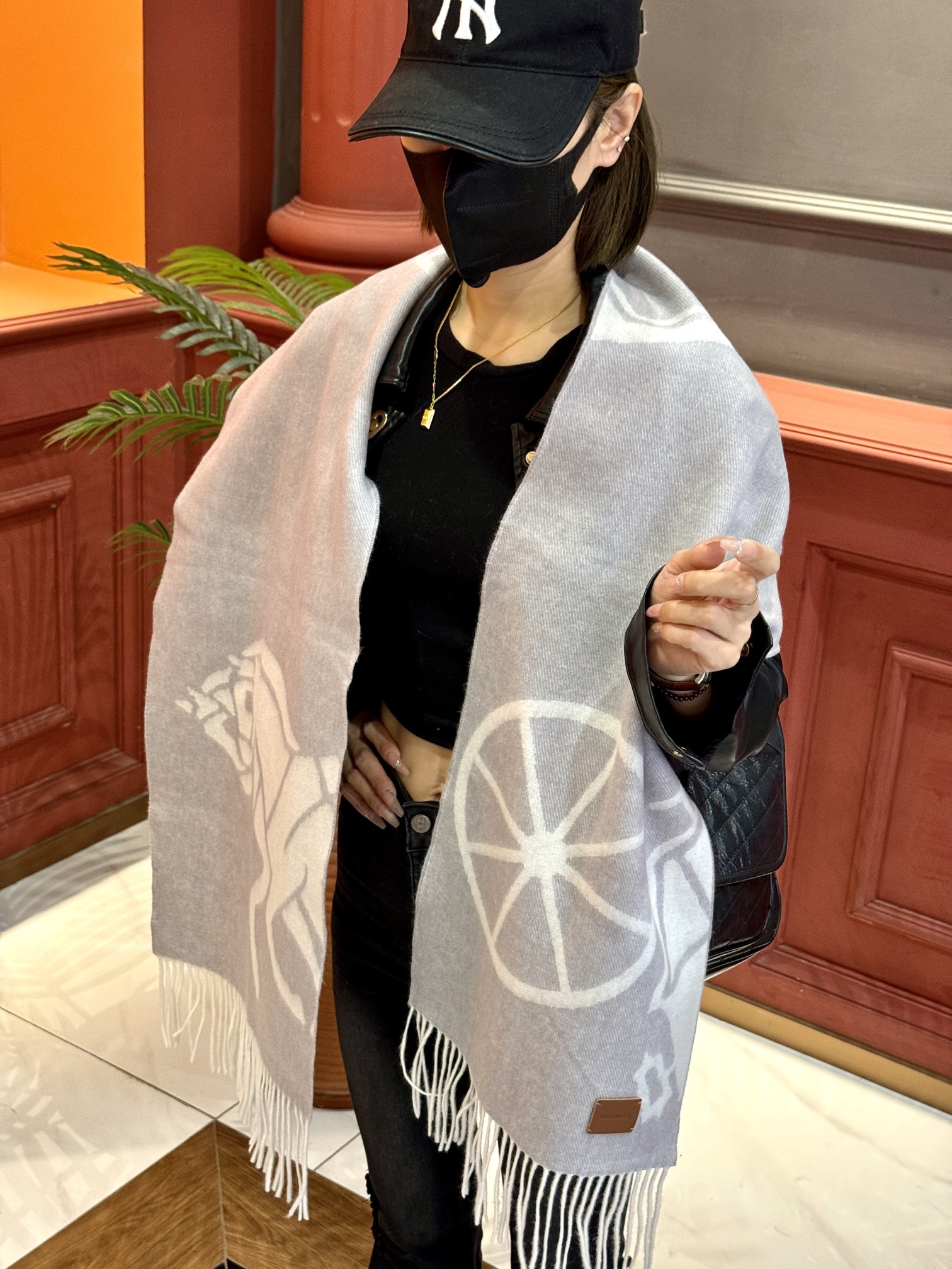 NO:181537,Hermes Paris Fashion Exhibition Business Men's and Women's Cashmere Scarf OEM Factory selected the best ultra-fine cashmere fiber. It is purely hand-combed, which consumes time and effort. Then soaked in clear spring water to make the cashmere fiber present a unique fluffy texture. The feel is so delicate. Finally, with exquisite imprinting and ironing technology, it has a luxurious and soft surface luster. The process is particularly complicated. Using Mongolian Plateau fine cashmere!  !  The touch is full of delicate fluff!  This price is absolutely 100% affordable!  Exquisite embroidery craftsmanship!  It’s good to keep your own gifts!  Absolutely good product!  Size 335*170*2 high-version scarf, high-version scarf, hermes19860909爱马仕巴黎时装展商务男士女士羊绒围巾代工厂臻选上乘的超细羊绒纤维 进行纯手工精梳处理 耗时耗力 再以清泉水浸泡涤荡 使羊绒纤维呈现出独特的蓬松质感 手感才如此细腻 最后以考究压印与熨烫工艺 才有奢华柔和的表面光泽 工艺特别复杂哦采用蒙古高原细羊绒！！手感满满地都是细腻的绒毛！这个价格绝对百分之百的实惠！精湛绝伦的绣字工艺！送礼自留都不错！绝对好货！尺寸335*170*2高版本围巾,高版本围巾,hermes,scarf