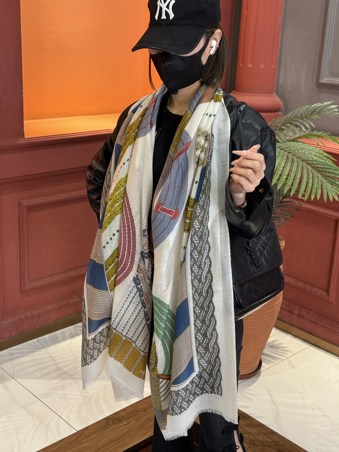 NO:181556,The scarf that will shine. Hermes counter synchronously. I bought it and said it looks good. I recommend the top-quality craftsmanship and value. Hermes counter hot cashmere square scarf with three-dimensional presentation patterns and patterns. The real grade is very high. The special craftsmanship is amazingly developed. Special cutting-edge technology is loved by Bai Fumei. Whether it is the quality, style, price, they scream. Super high cost performance. It is definitely worth buying the top-quality pure cashmere, size 100cm*200cm high-version scarf, high-version scarf, hermes19860909会发光发亮的围巾 爱马仕 专柜同步 买了都说好看羊绒印花推荐顶级工艺超值爱马仕专柜爆款羊绒方巾立体呈现图案纹路实物档次极高特殊工艺高端研发惊艳问世特殊尖端工艺处理受到白富美的喜欢 无论是品质 款式 价格都令大牌控的她们尖叫 超高性价比 绝对值得入手顶级纯羊绒,尺寸100cm*200cm高版本围巾,高版本围巾,hermes,scarf