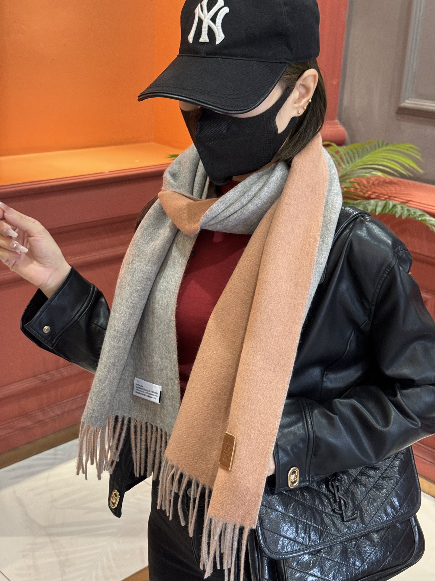 太美了罗意威情侣款美到要尖叫专柜最新款英伦欧美范儿又是一款即时尚又实用的大围巾&长巾撞色的颜色搭配很协调