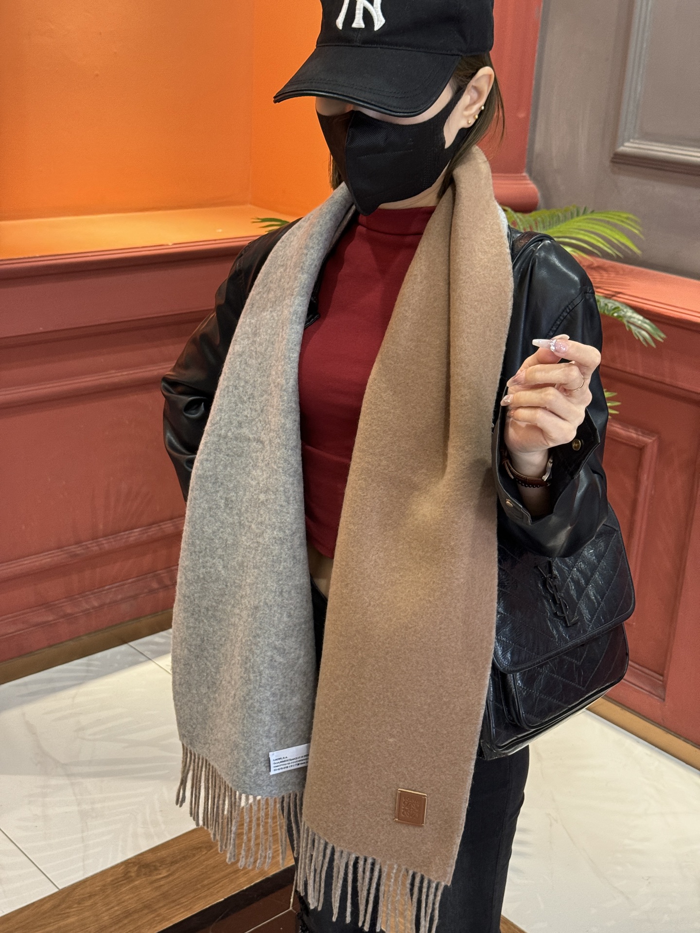 太美了罗意威情侣款美到要尖叫专柜最新款英伦欧美范儿又是一款即时尚又实用的大围巾&长巾撞色的颜色搭配很协调