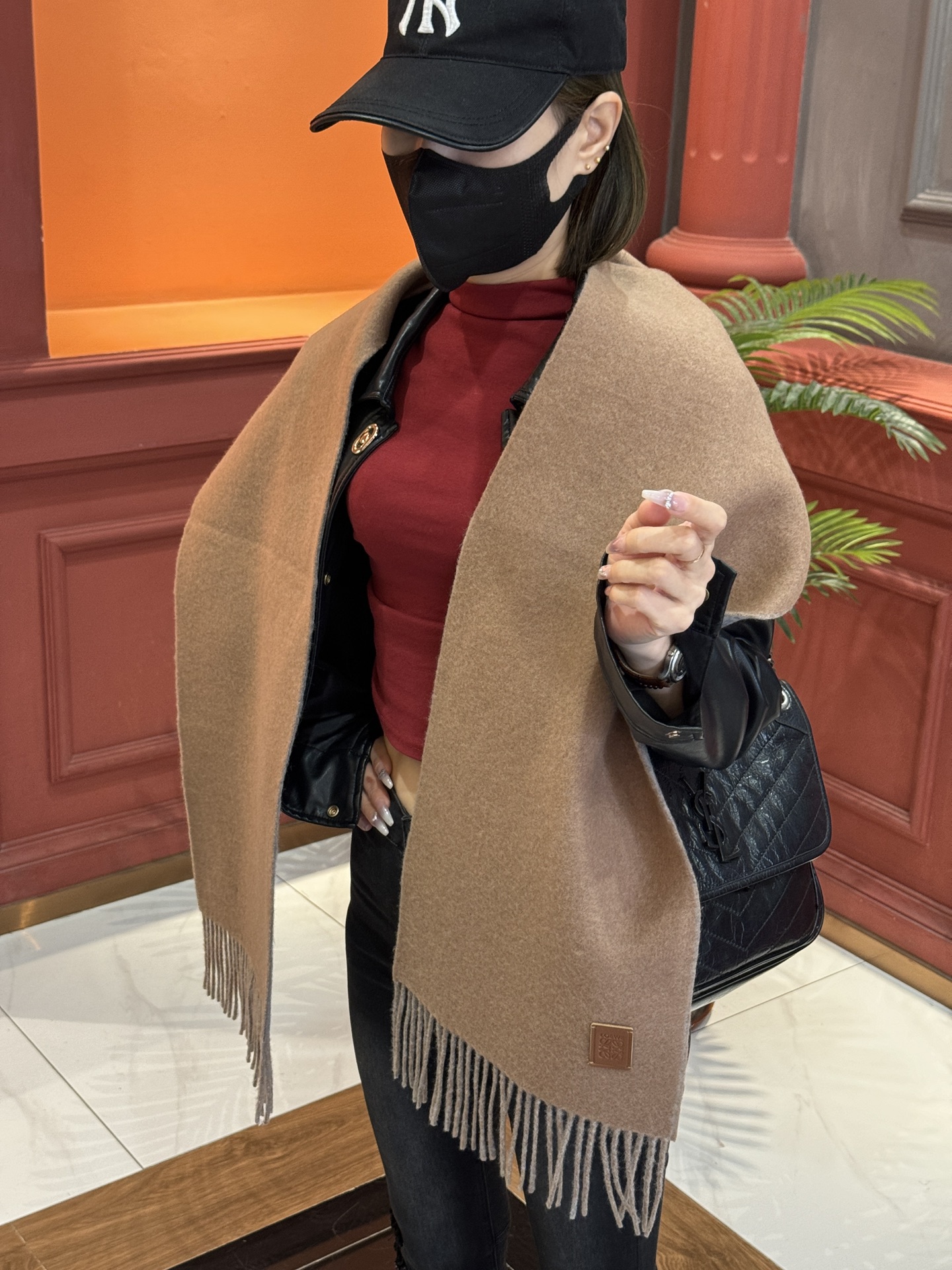 太美了罗意威情侣款美到要尖叫专柜最新款英伦欧美范儿又是一款即时尚又实用的大围巾&长巾撞色的颜色搭配很协调