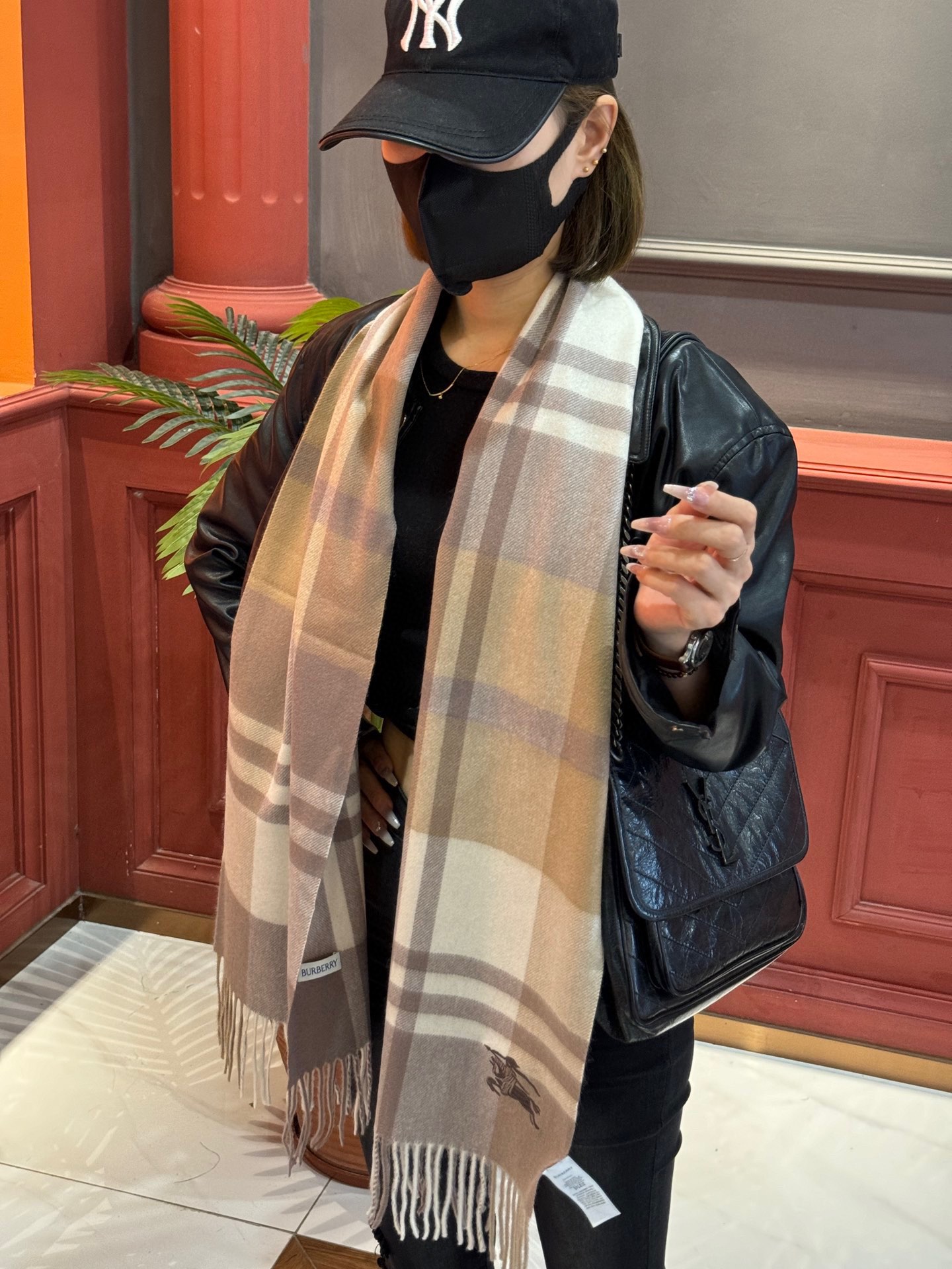 ️重磅推荐️巴宝莉新品情侣款羊绒围巾️臻选上乘的山羊绒纤维耗时耗力再以清泉水浸泡涤荡使羊绒纤维呈现出独特