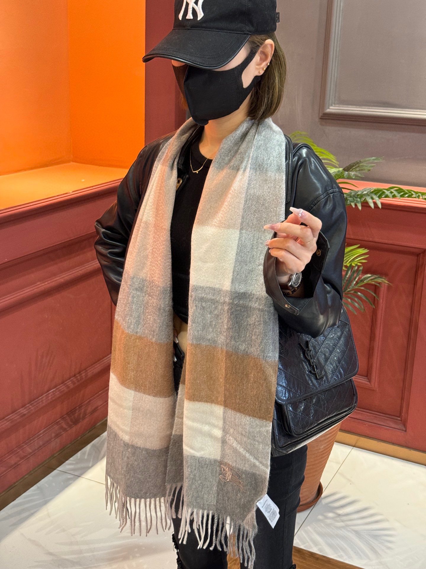 ️重磅推荐️巴宝莉新品情侣款羊绒围巾️臻选上乘的山羊绒纤维耗时耗力再以清泉水浸泡涤荡使羊绒纤维呈现出独特